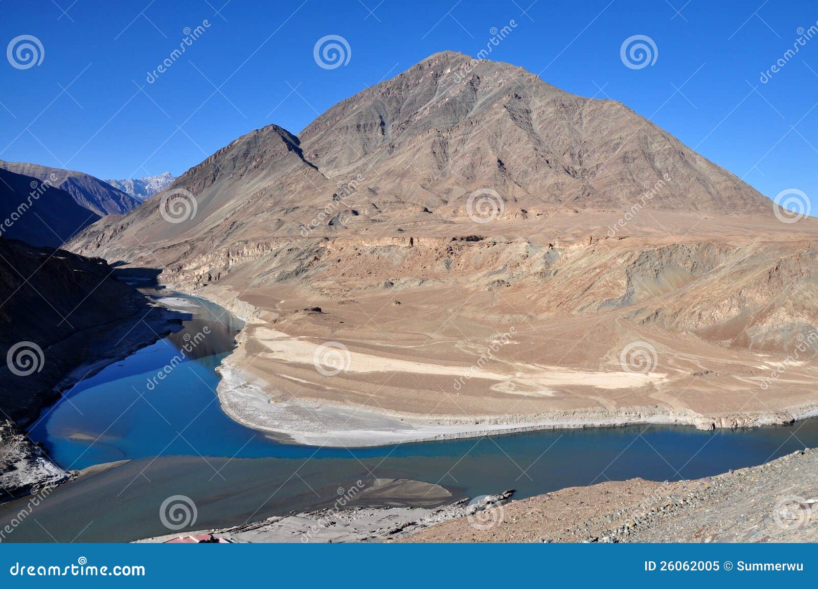 Montagne e fiumi al Kashmir India.