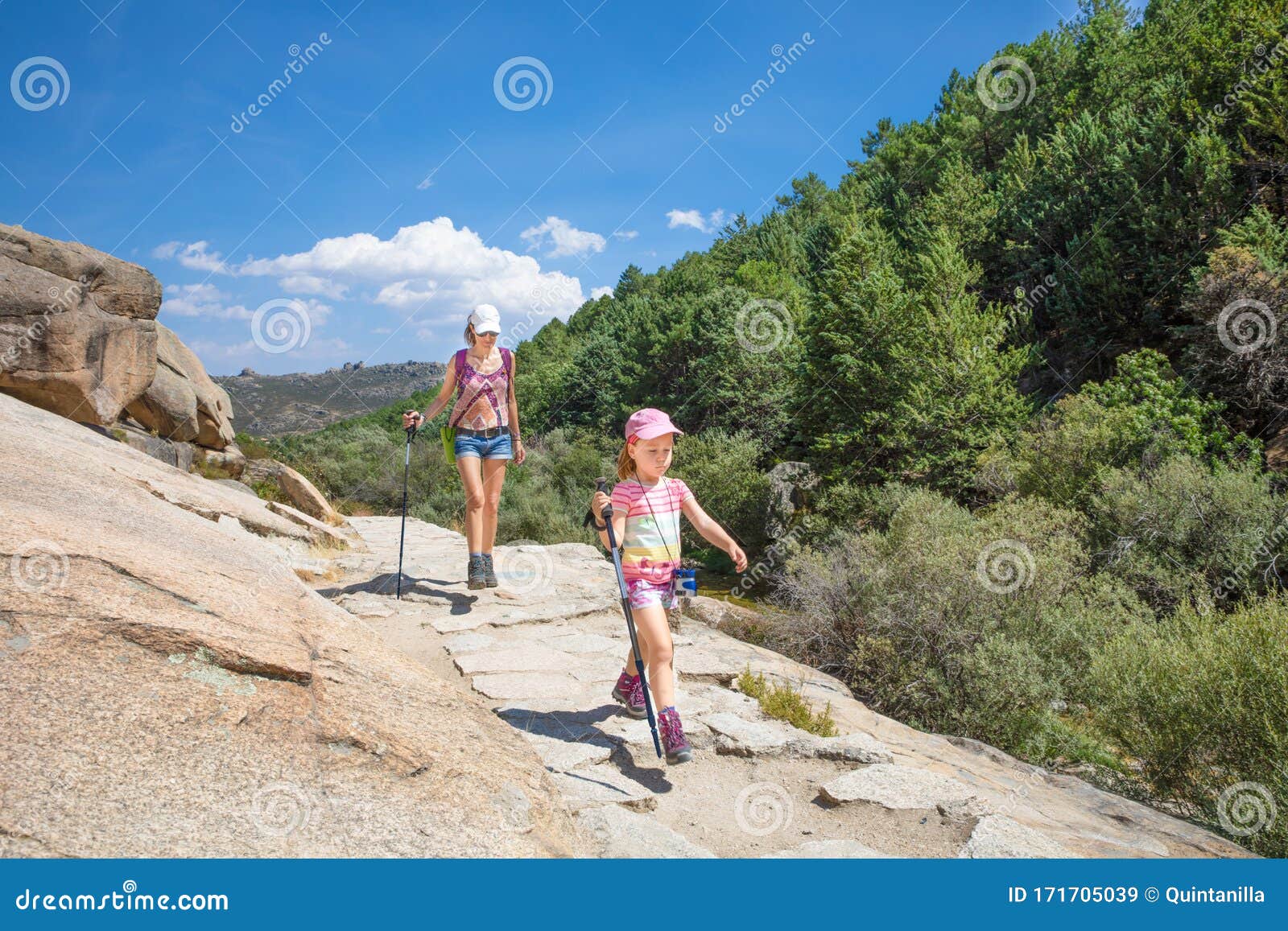 Montagne mère et fille randonnée dans la gorge de camorza près de madrid