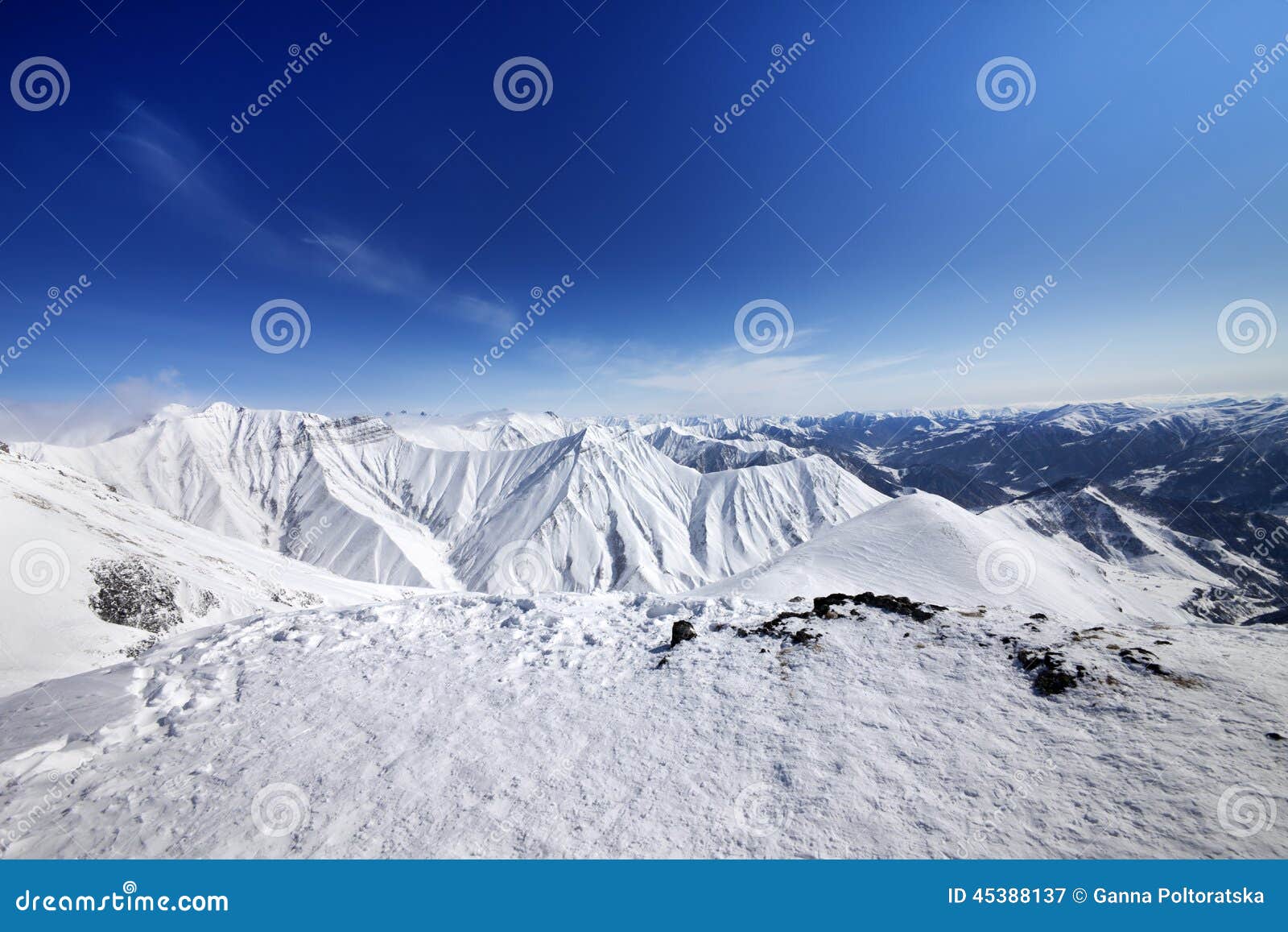 Montagnes de l'hiver et ciel bleu Montagnes de Caucase, la Géorgie, station de sports d'hiver Gudauri Vue grande-angulaire