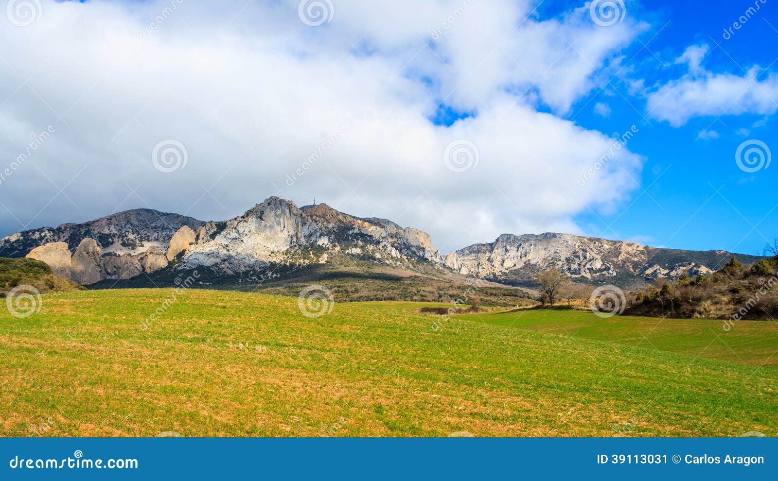 Montagnes des codes image stock. Image du vert, nationale 39113031