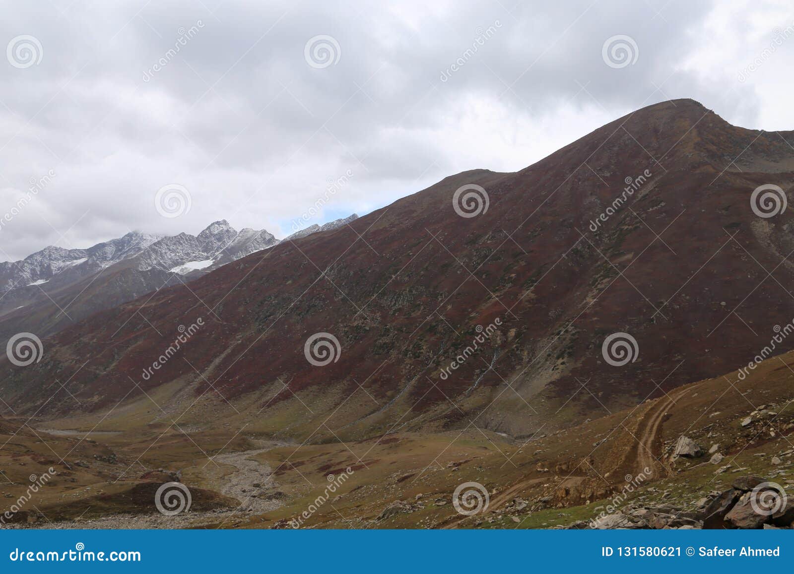 Montagnes en automne avec l'herbe brune et rougeâtre sous le ciel nuageux Image de paysage des régions du nord du Pakistan