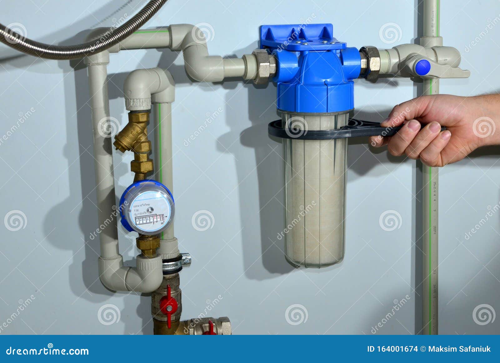 https://thumbs.dreamstime.com/z/montaje-del-sistema-de-filtro-agua-lluvia-la-casa-perforaci%C3%B3n-pozos-y-tratamiento-filtraci%C3%B3n-deionizaci%C3%B3n-osmosis-aparatos-164001674.jpg