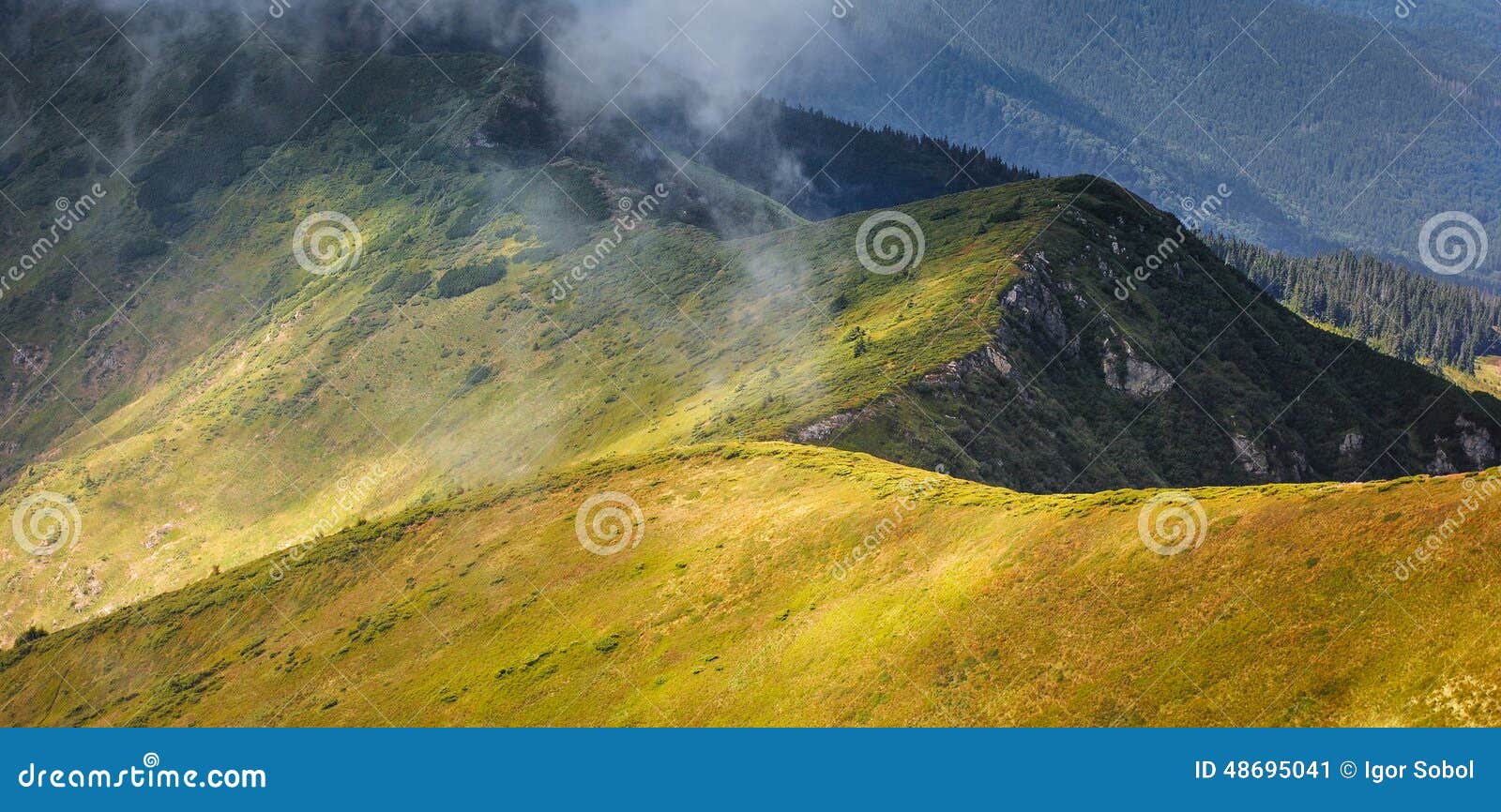 Montanha de Carpathians. Cordilheira de Carpathians em nuvens de tempestade