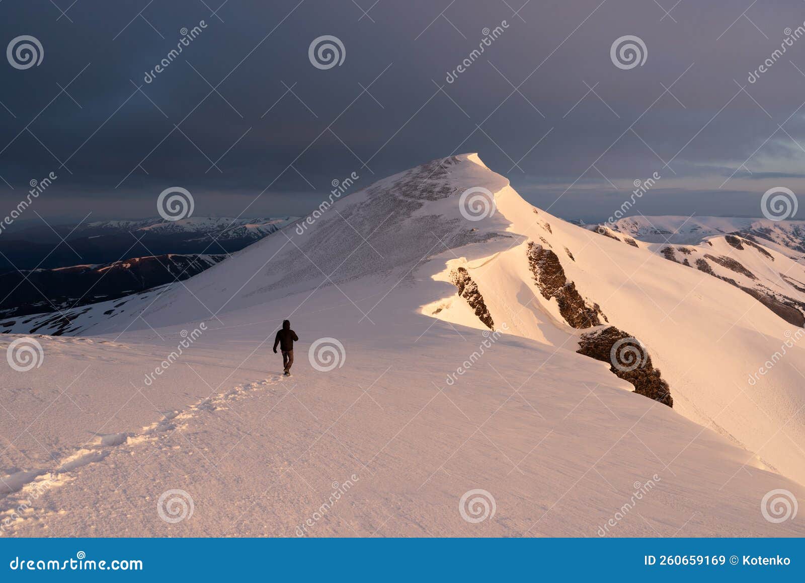 Montanhas De Clima Frio Caminhando Imagem de Stock - Imagem de sunset,  curso: 260659169