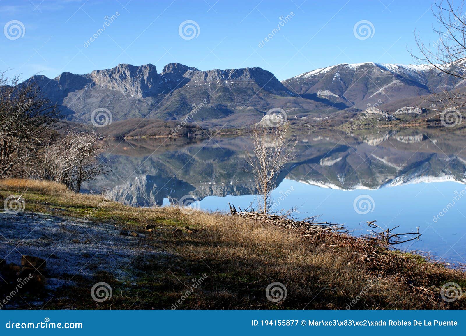 montaÃÂ±a sobre el pantano del porma en invierno, boÃÂ±ar leÃÂ³n