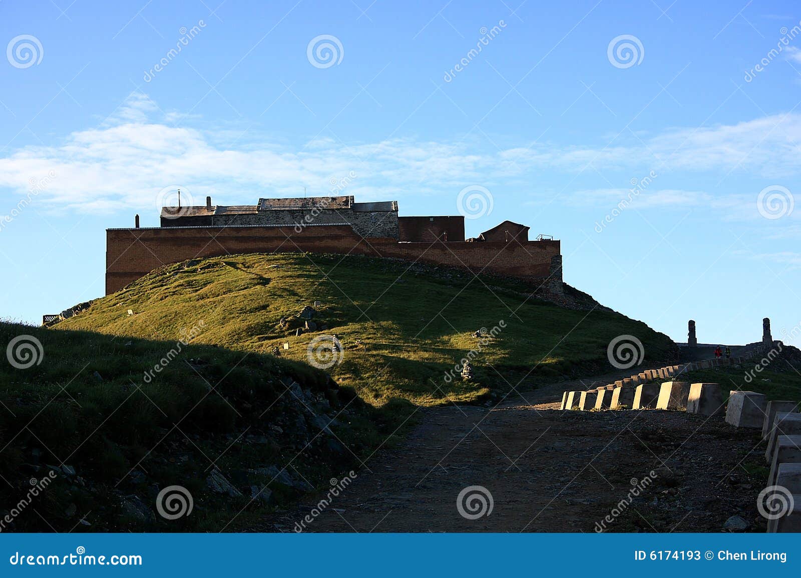 Montaña máxima del este del wutai del templo. El Mt. Wutaishan cubre un área de 2.837 kilómetros cuadrados (1.095.4 millas cuadradas), y sus cinco picos principales, este colocado, sur, oeste, norte, y en el centro, abrazan uno otro con las terrazas amplias y llanas algo que bosques en sus tapas. Ése es porqué lleva el Wutaishan conocido (montaña de cinco terrazas). Con la altitud media sobre 1.000 contadores (sobre 3.281 pies), su ápice, la cumbre del pico norteño que es famoso como siendo la azotea de China norteña, alcanza 3061.1 contadores (10.043 pies). Además del aspecto religioso, la belleza de cantos de levantamiento y que caen de montañas, las rocas exóticas, las regueras entrecruzadas, las aguas cristalinas y los bosques verdes elevados también da a Mt. Wutaishan su reputación como centro turístico colorido y notable.