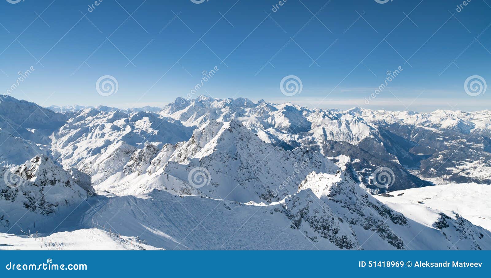 Montaña nevada del invierno. Picos de montaña nevados del invierno en Europa