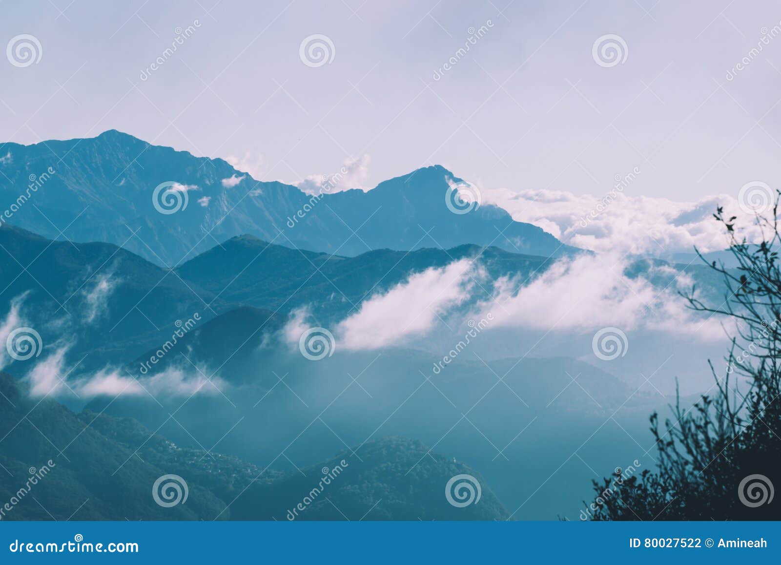 从monte lema山顶的看法在瑞士和意大利阿尔卑斯的