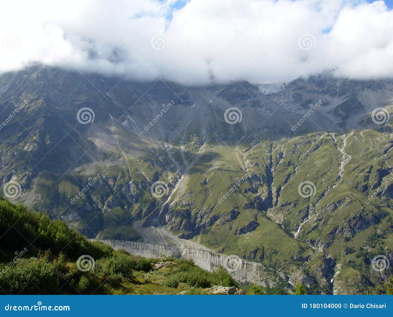 Monte Rosa Mountain. Monte Rosa Italy: massiccio del Monte Rosa Duits: Monte Rosa-Massiv Frans: Het massief van de Mont Rose is een bergmassief in het oostelijke deel van de Pennine Alps Het ligt tussen Piemonte en de vallei van Aosta en Zwitserland