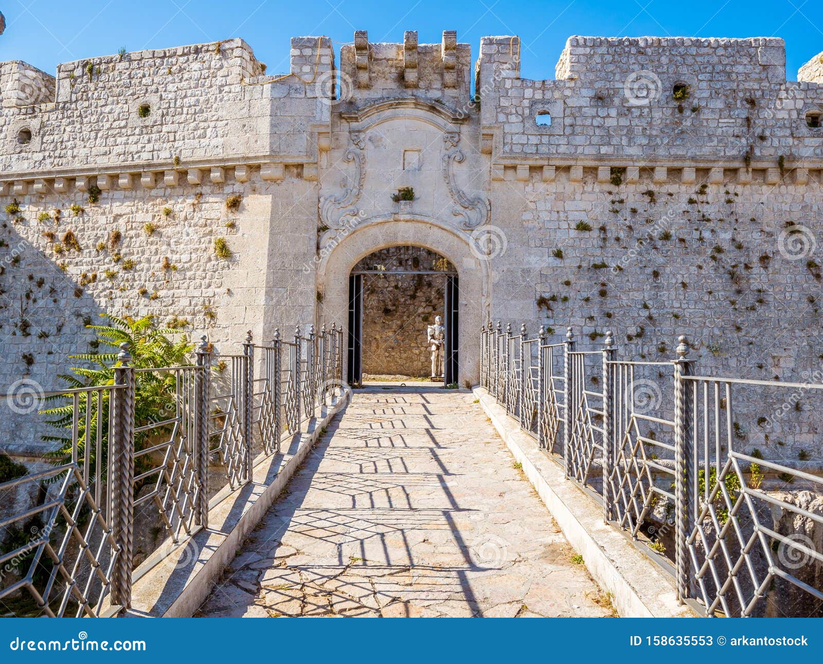 Monte Sant Angelo Region Apulia Wlochy Znany Jako Sanktuarium Sw Michala Archaniola Obraz Stock Obraz Zlozonej Z Dzwon Katolik Monte Sant Angelo Region Apulia Wlochy Znany Jako Sanktuarium Sw Michala Archaniola Obraz Stock Obraz Zlozonej Z Dzwon Katolik