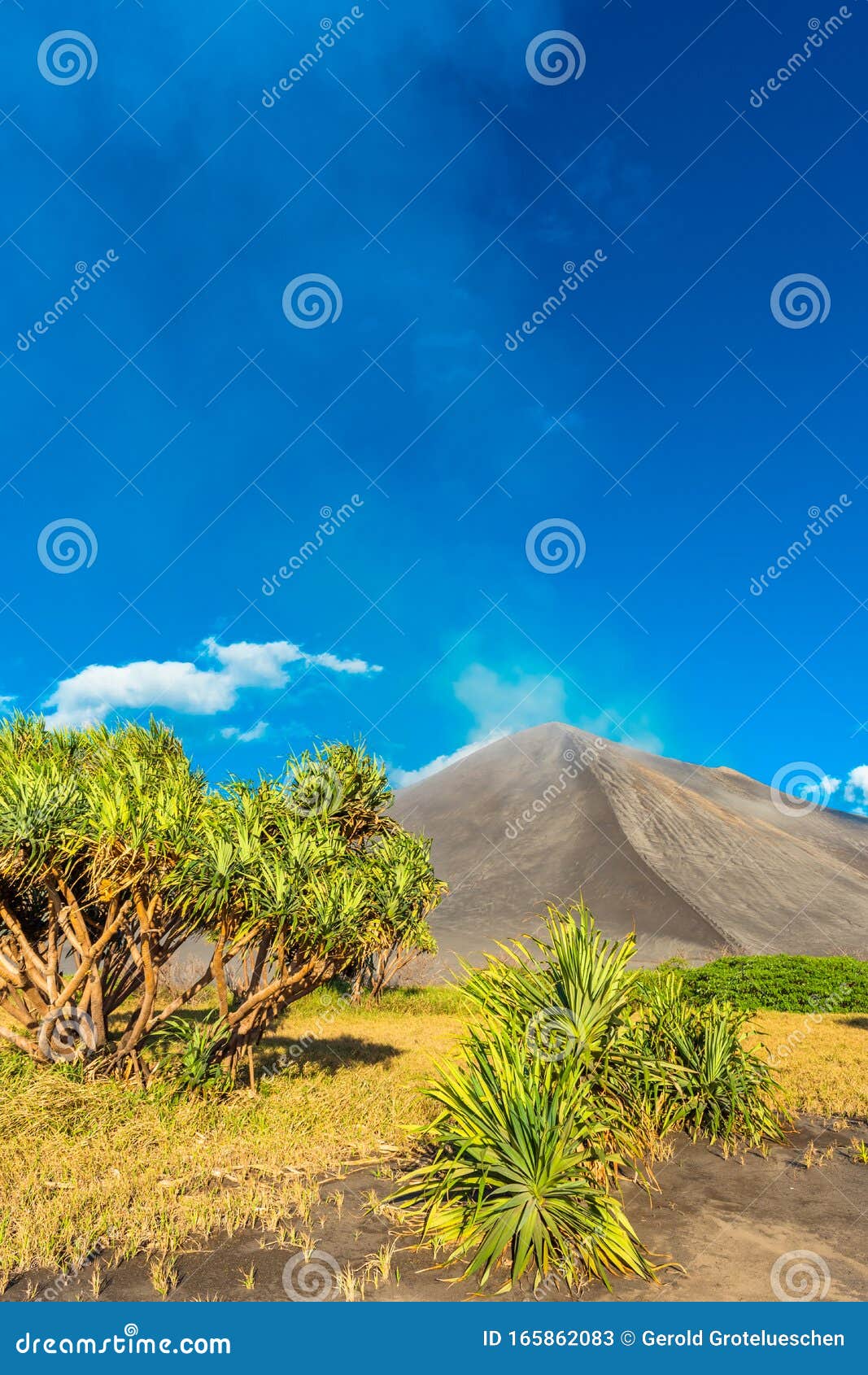 Monte Yasur Volcano, Ilha Tanna, Vanuatu Vertical Imagem de Stock ...