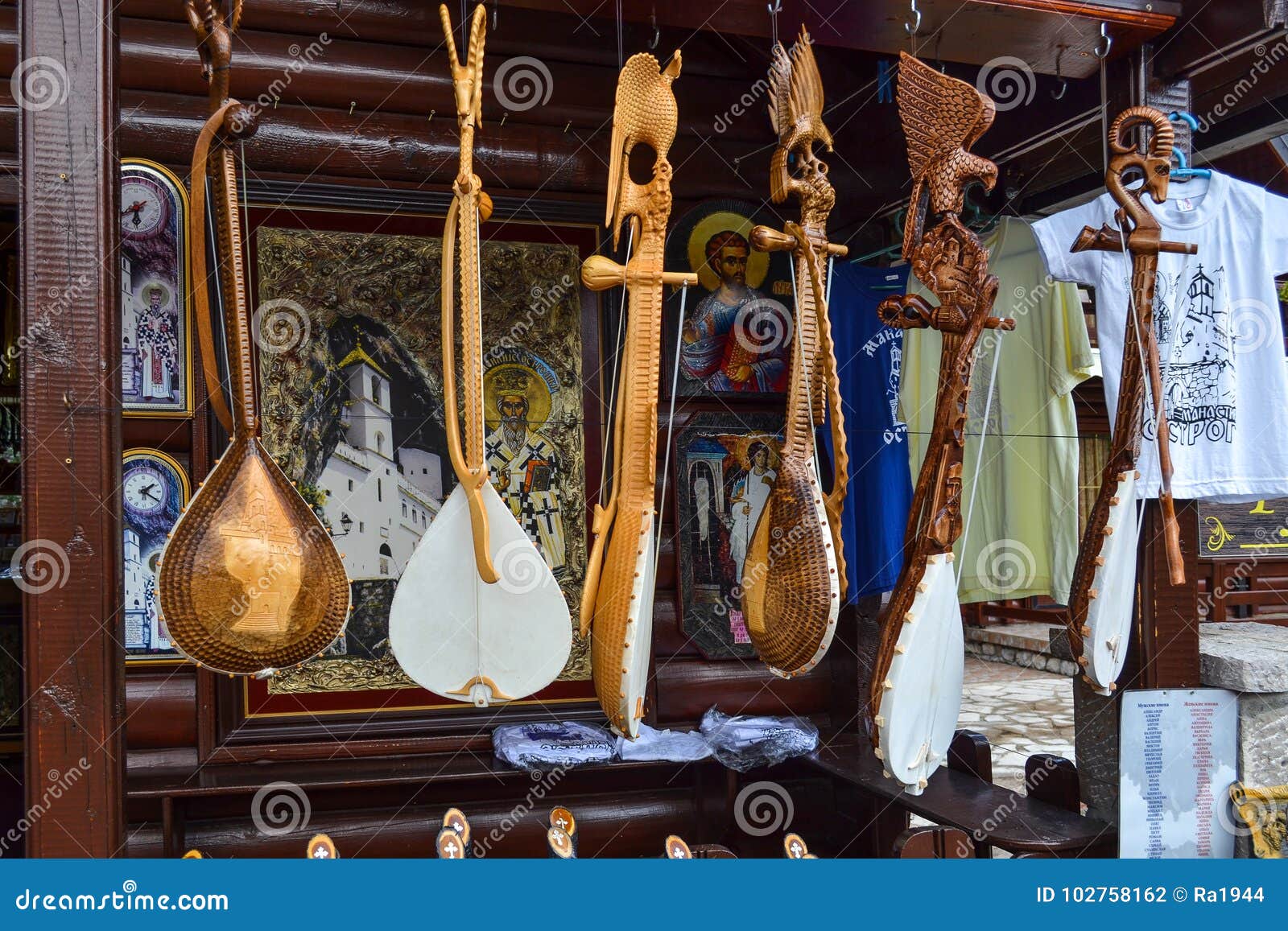 Montenegro 18 de setembro de 2017 Loja com os instrumentos musicais populares - gusle Stringed amarrou o instrumento com a imagem do animal na parte superior