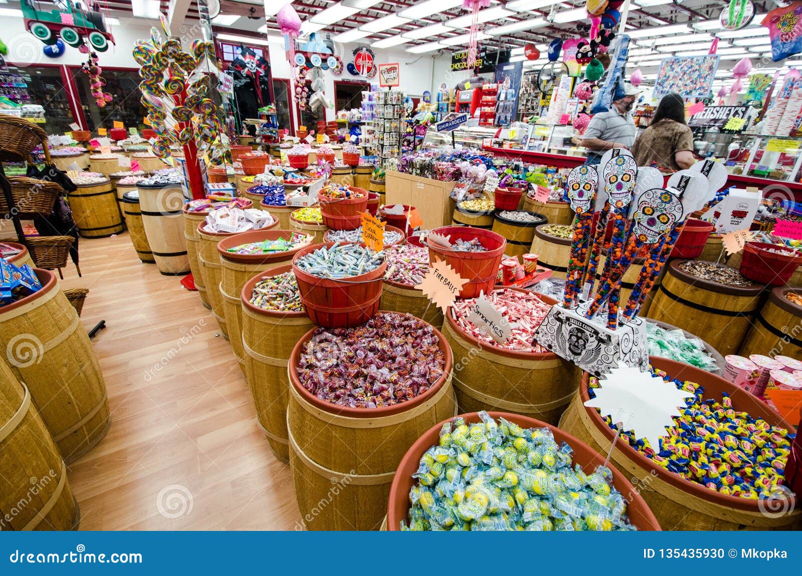 https://thumbs.dreamstime.com/z/monterey-la-californie-un-magasin-de-bonbon-au-caramel-dans-le-secteur-touristes-fabrique-conserves-roy-vend-des-bonbons-chaque-135435930.jpg