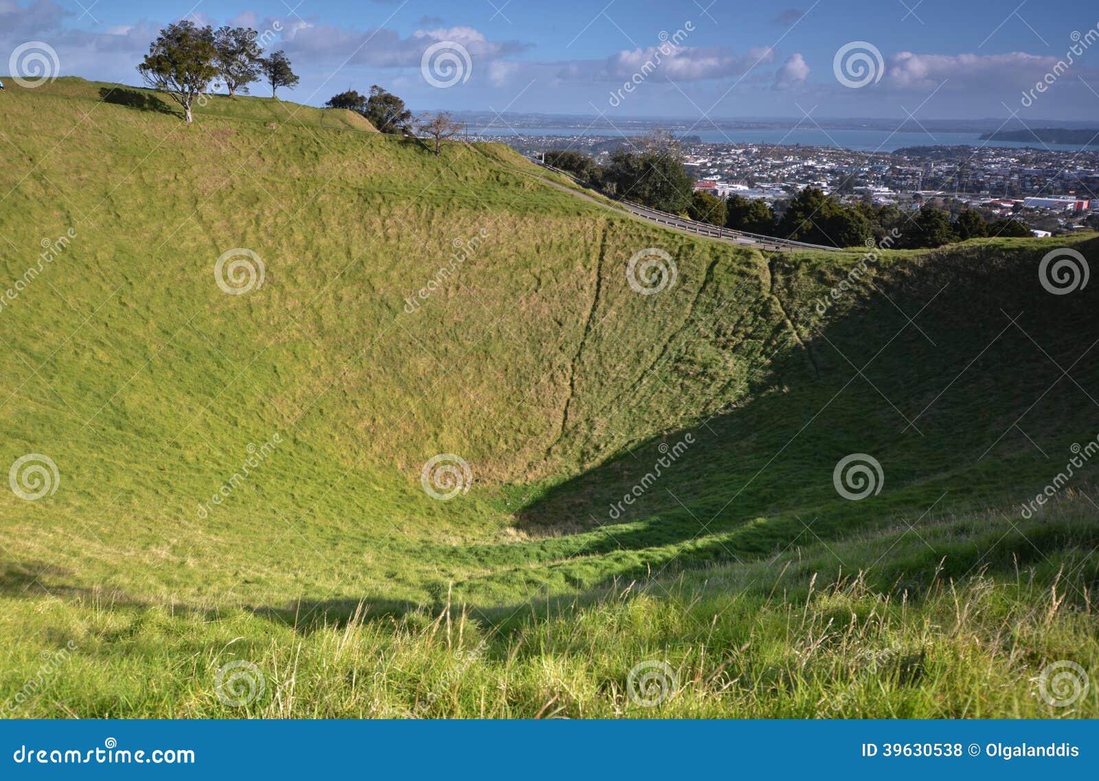 Montering Eden Mount. Oakland. Nya Zeeland. Montera Eden (eller Maungawhau (Maungafau), ie-bergträdet Whau (FAA) i maorispråket) - den högsta punkten i Auckland (196 M ovanför havsnivå). Berget är berömt för dess vulkan, slocknad 15 århundraden nazad. Den Chasheobrazny krater på överkanten av berget är 50 meter djup. Det sista utbrottet av denna vulkan var för 28.000 år sedan.