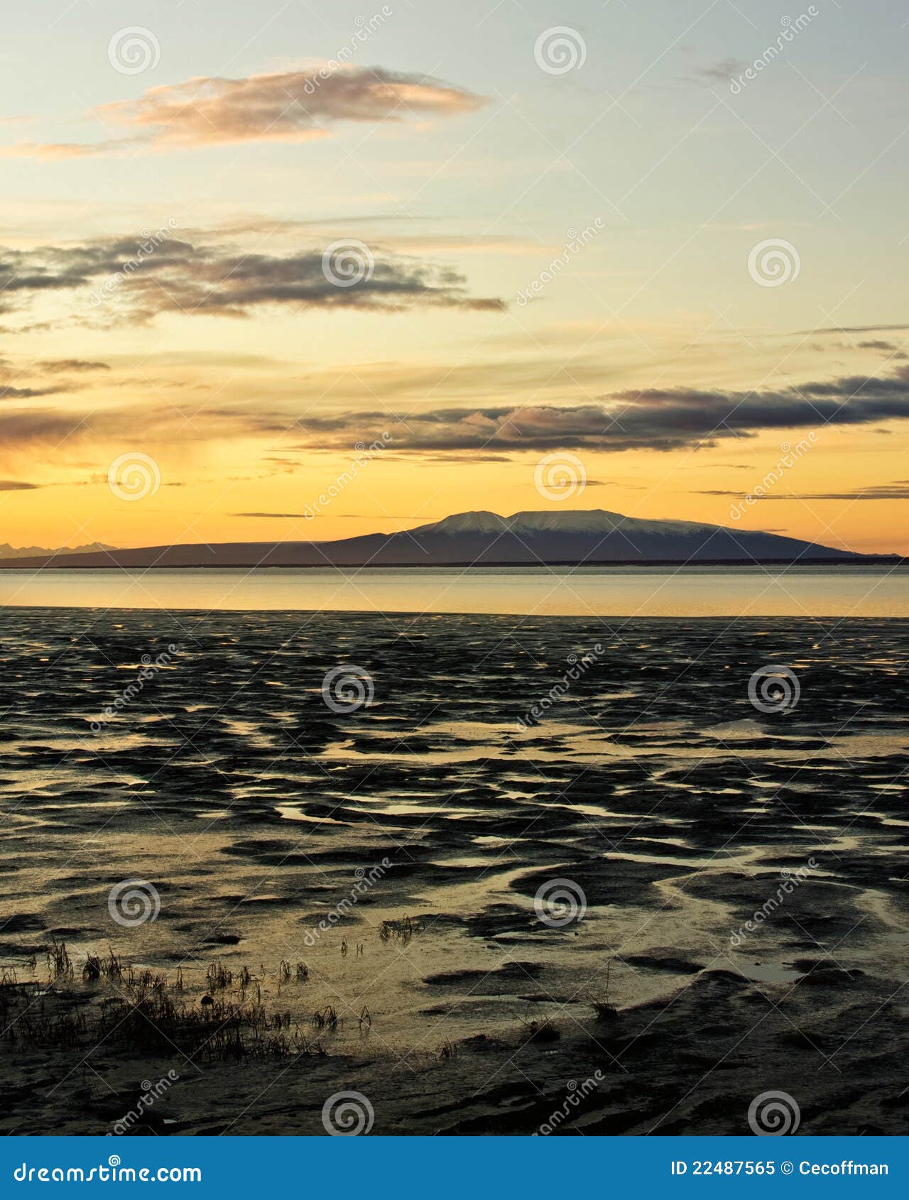 Monteringssolnedg&aring;ngsusitna. Monterar kust- knowles f&ouml;r den alaska ankringen sikt f&ouml;r trail f&ouml;r s-solnedg&aring;ngsusitna tony