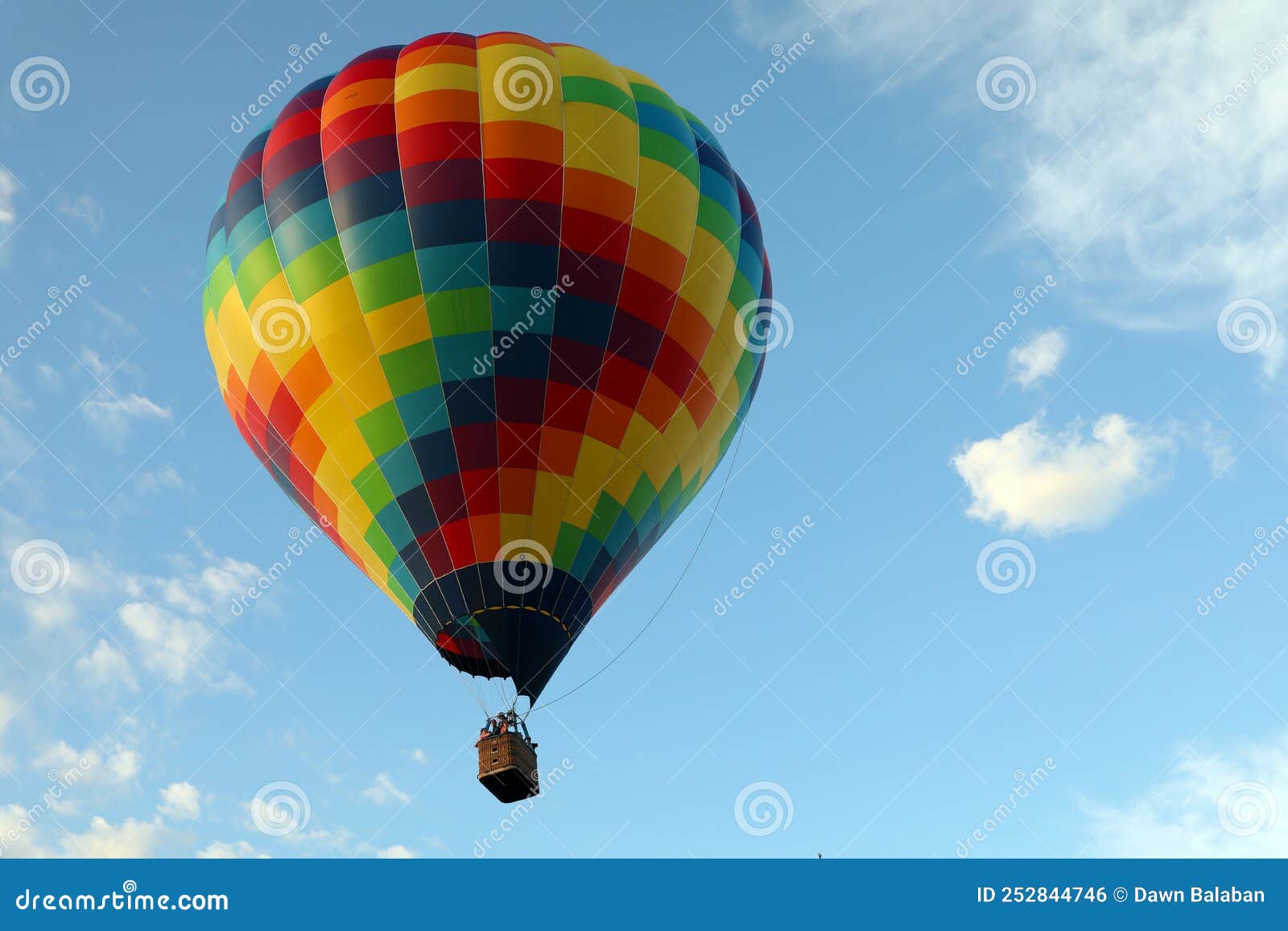 Ballon Coloré Flottant Dans Le Plein Vol Contre Un Ciel Bleu