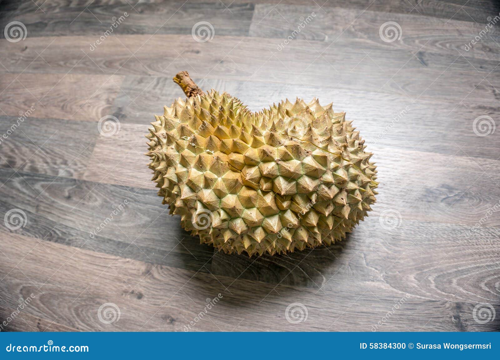 Monthong del durian en el piso laminado. Monthong del durian en forma del corazón en el piso laminado