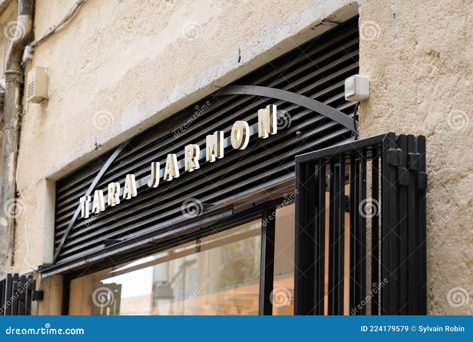 doen alsof Pompeii dronken Tara Jarmon Logo Store Text and Brand Shop Sign French Clothes for Fashion  Girls Editorial Stock Image - Image of jarmon, design: 224179579