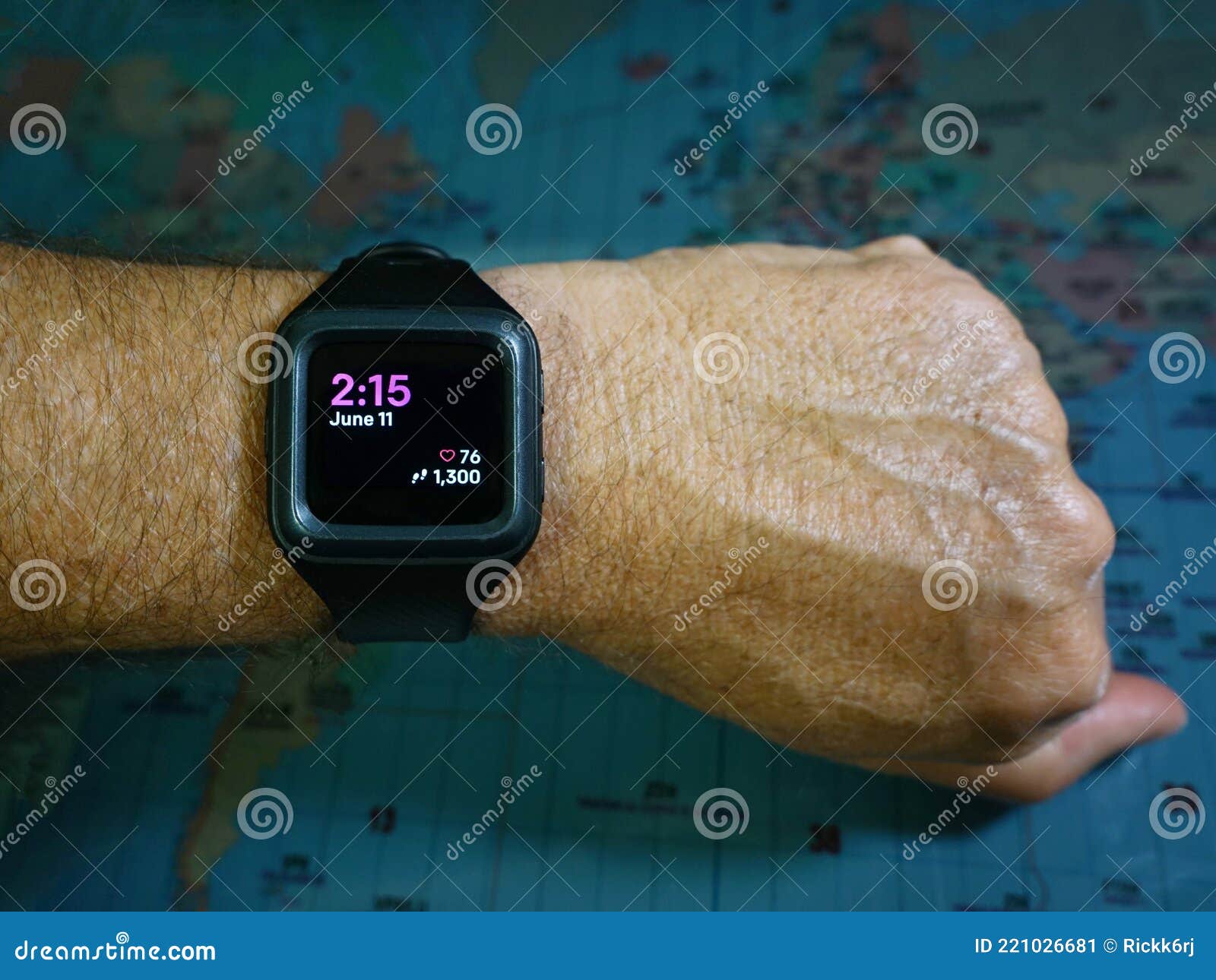 Montre De Remise En Forme Sur L'avant-bras De L'homme Montrant Date  Fréquence Cardiaque Et Compteur De Pas. Image stock - Image du rupture,  fonctionnement: 221026681