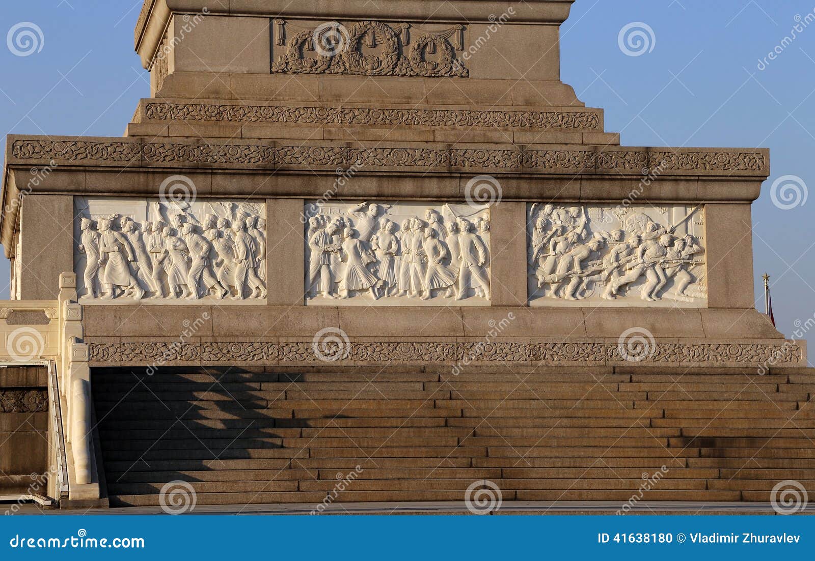 Monument Aan De Helden Van De Mensen Bij Het Tiananmen-Vierkant, Peking ...