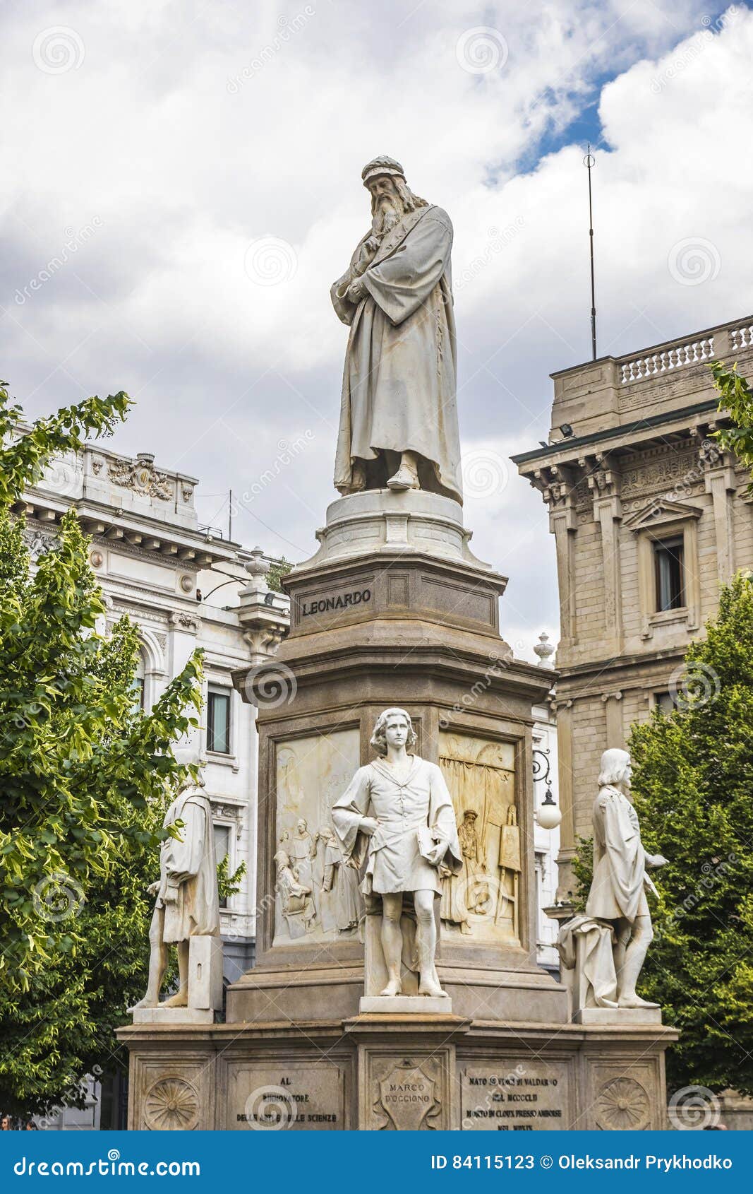 Monument aan Leonardo da Vinci in Milaan, Italië. Monument aan Leonardo Da Vinci op Piazza Della Scala in Milaan, Italië Gebouwd in 1872, beeldhouwer Pietro Magni Standbeeld van Leonardo op een voetstuk Bij de voet van voetstuktribune zijn vier favoriete studenten