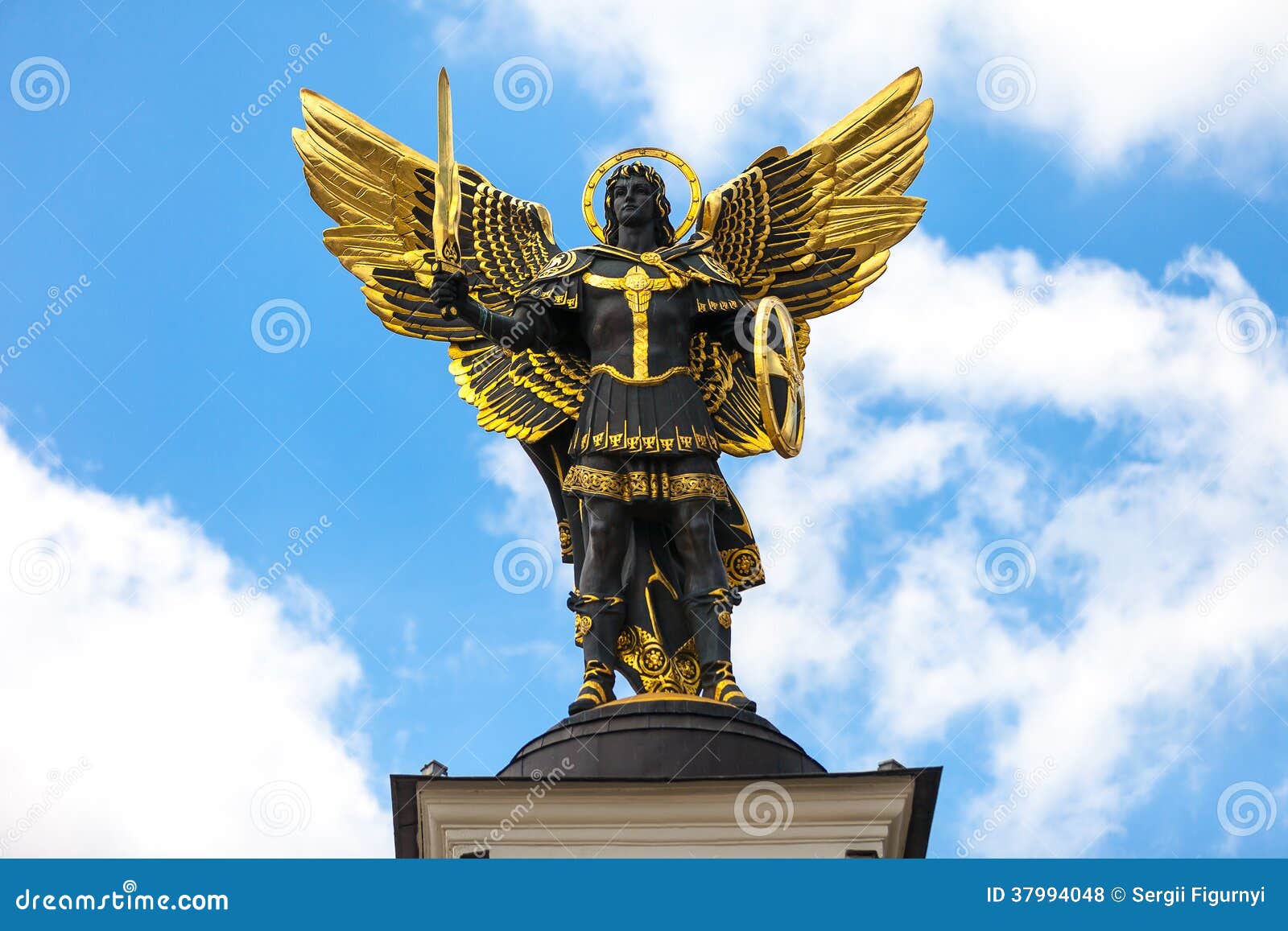 monument of angel in kiev, independence square