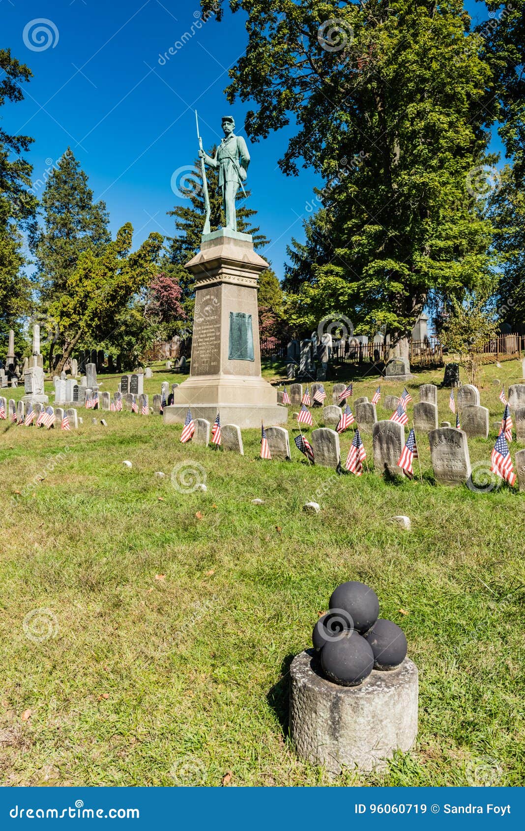 Monument de guerre civile - cimetière creux somnolent - cavité somnolente, NY. Le cimetière creux somnolent en cavité somnolente, New York, est le cimetière de nombreux chiffres célèbres, y compris Washington Irving, dont histoire et le x22 ; La légende de Hollow& somnolent x22 ; est placé dans le vieil au sol d'enterrement néerlandais adjacent