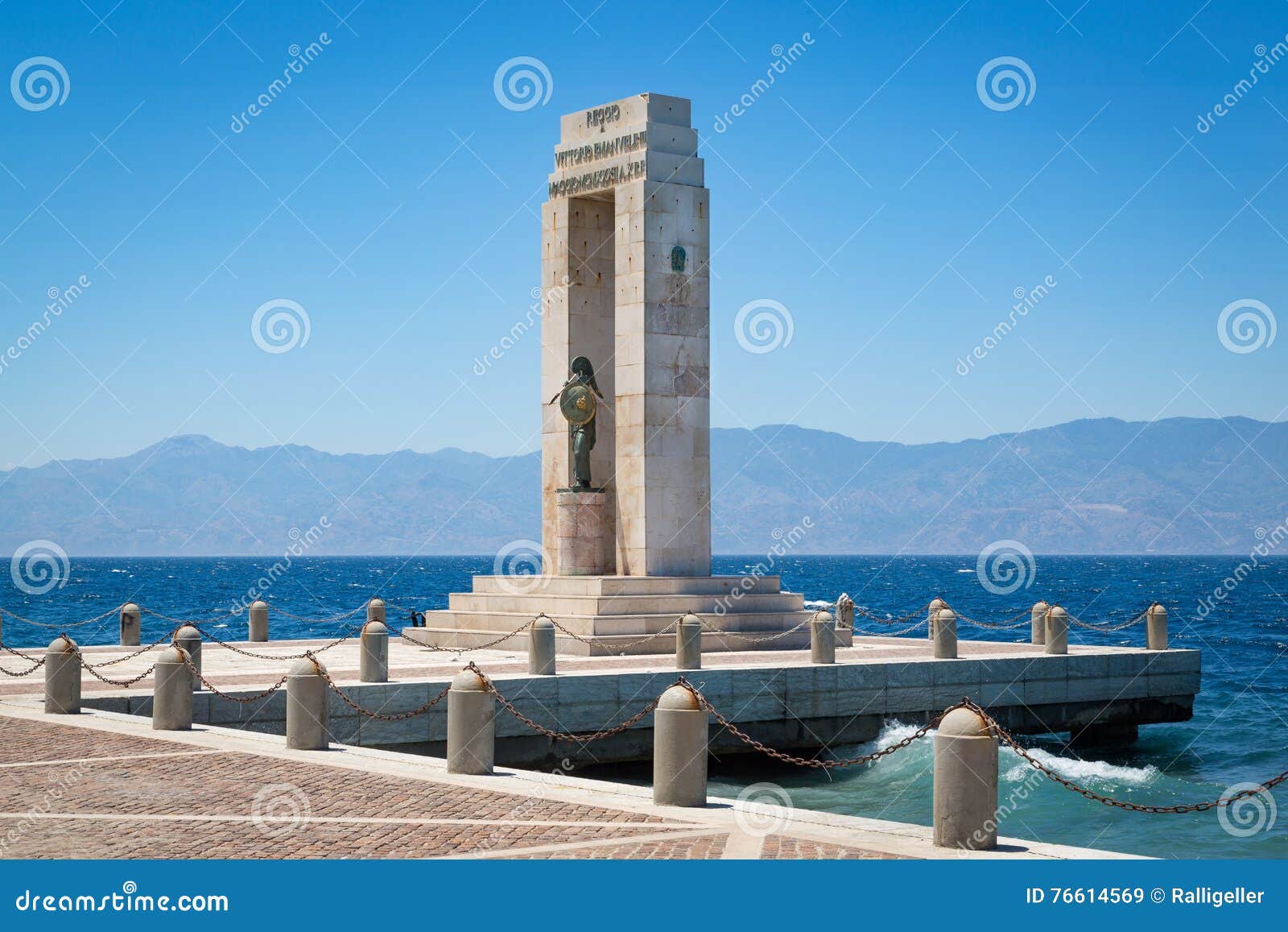monument on the lungomare, reggio calabria, italy