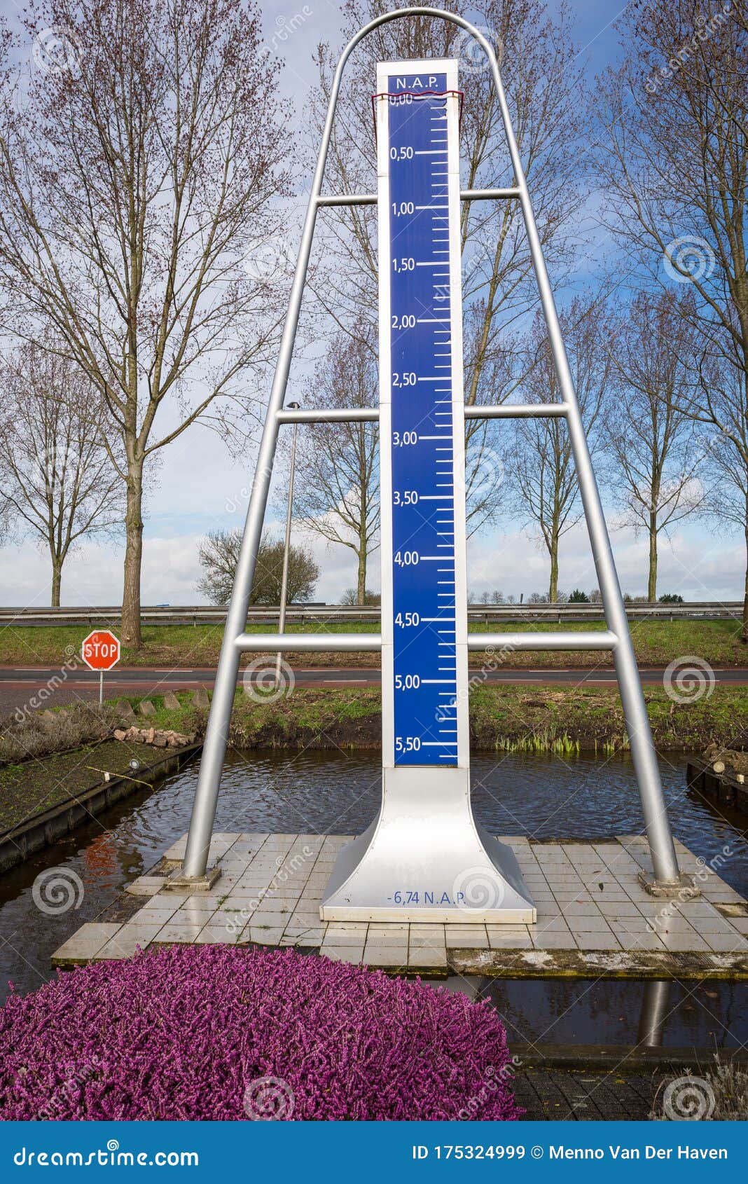 indruk verachten maak je geïrriteerd Monument Op Het Laagste Punt in Nederland Stock Afbeelding - Image of  meter, nederlands: 175324999