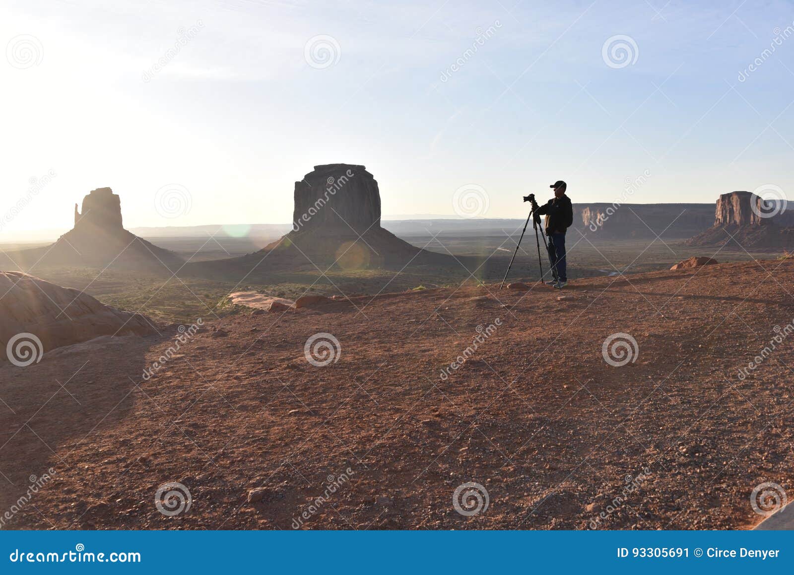 Monument-Tal-Fotograf, früher Morgen. Schattenbild eines Lichtes des Fotografen am frühen Morgen des Monument-Tales, Arizona Kamera ist auf einem Stativ Lange Schatten geworfen über dem Kies