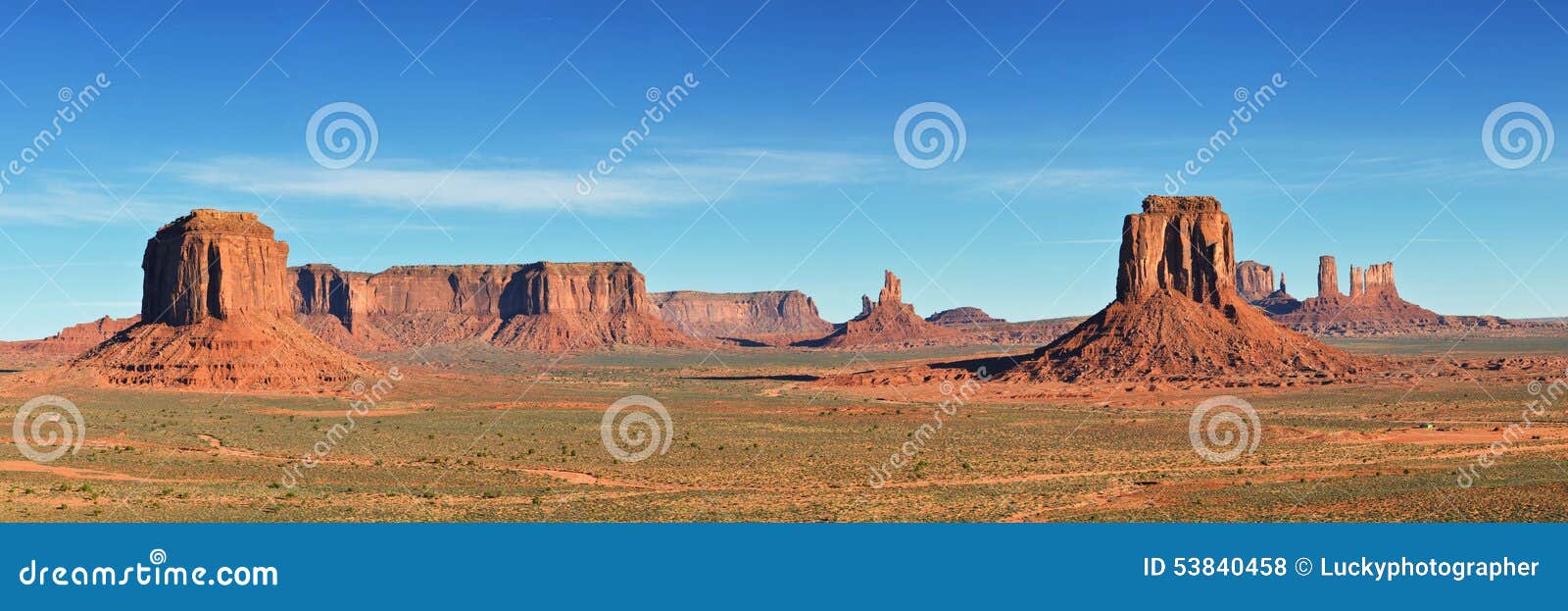 Monument-Tal, Wüstenschlucht in USA, Panoramabild. Panoramabild, schöner Sonnenaufgang im Monument-Tal, Arizona, USA