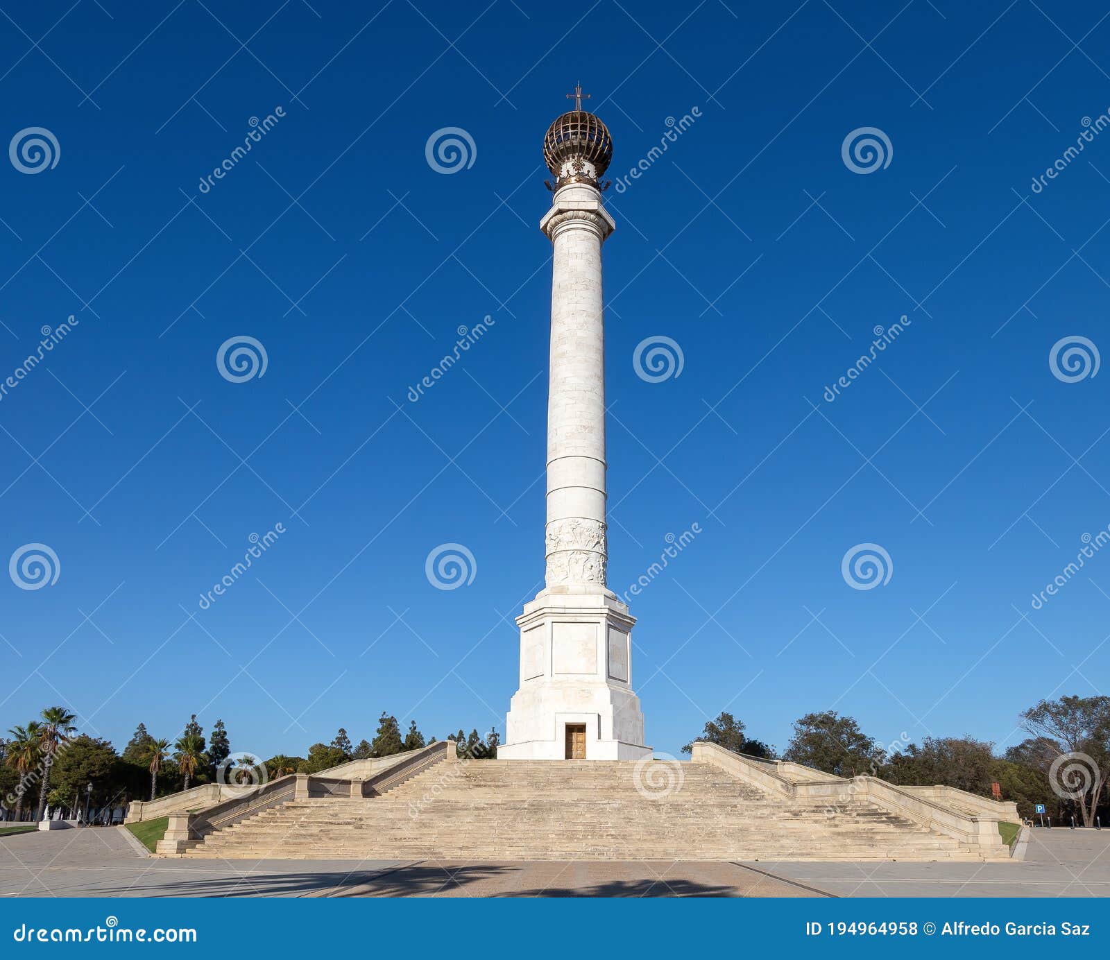 the monument to the discoverers, also known as columna del iv centenario, is a specimen of public art in the spanish town of palos