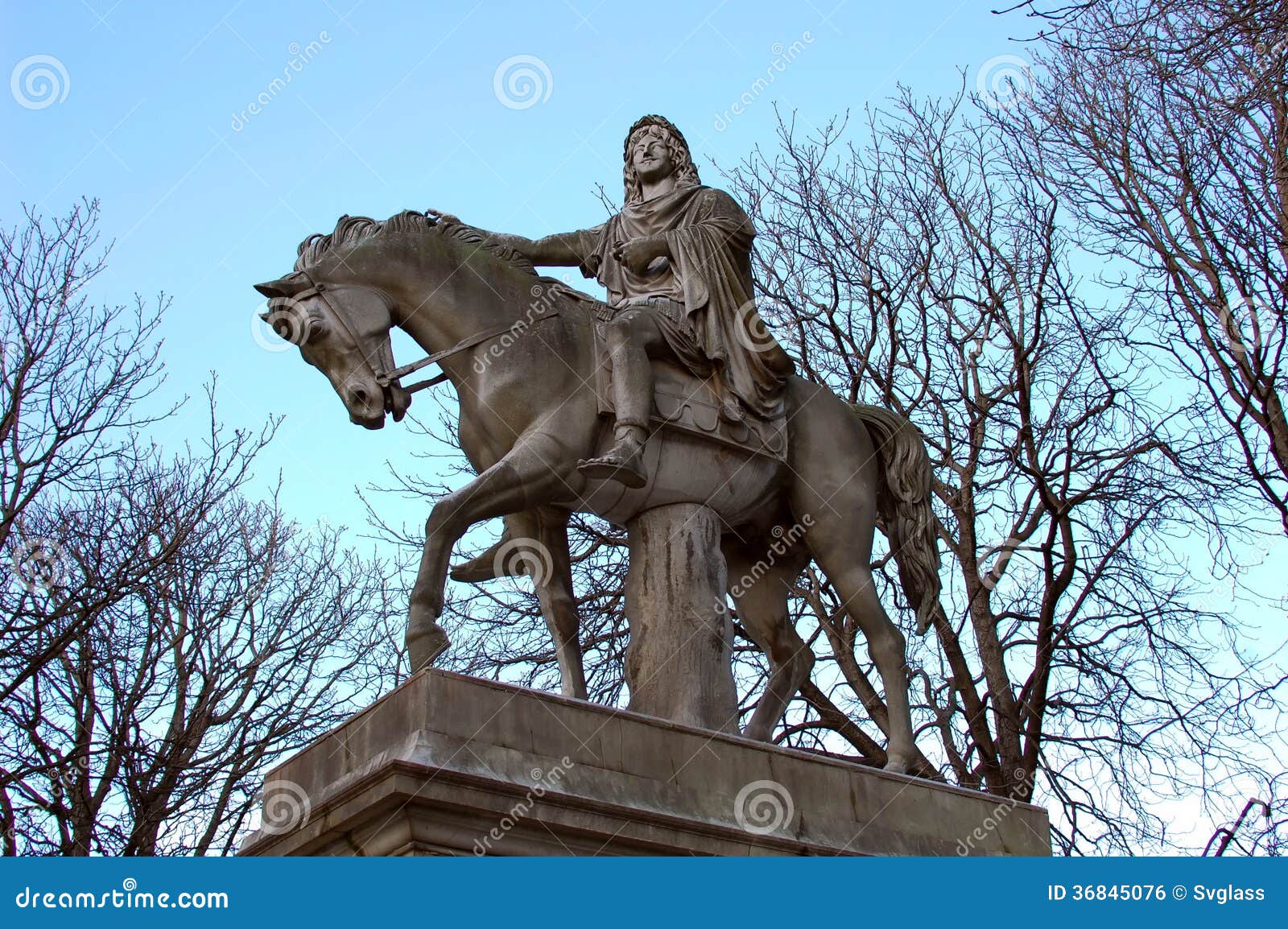 monument to louis xiii at the place des vosges