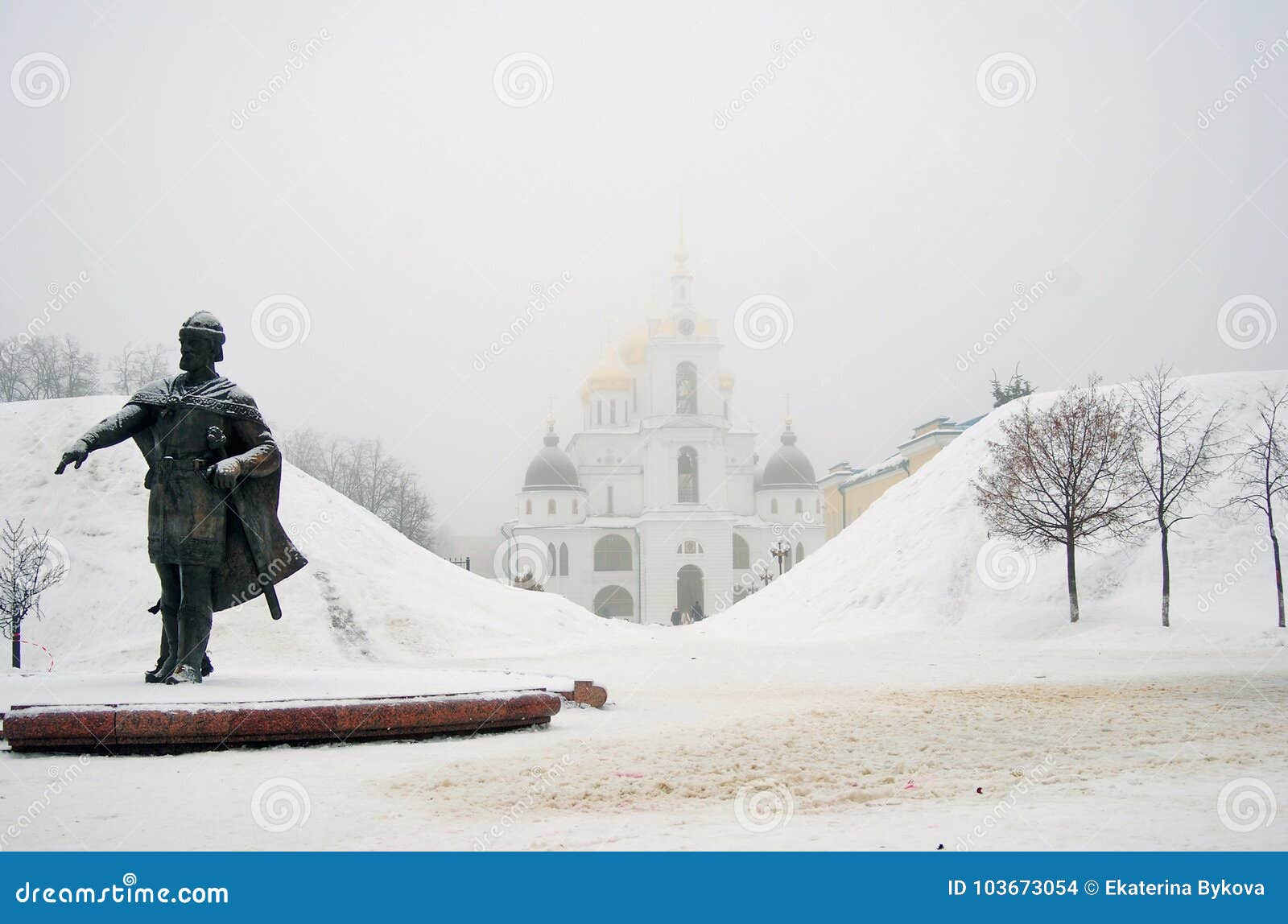monument to yuri dolgorukiy in dmitrov kremlin