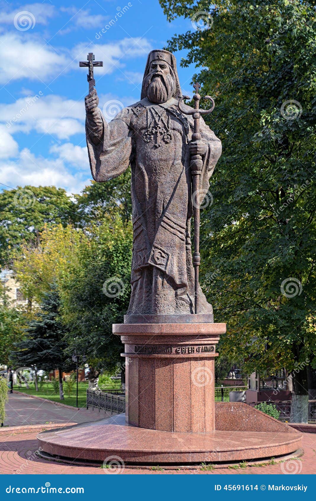 Monument van Metropolitaanse Eugene (Hakman) in Chernivtsi, de Oekraïne. Monument van Metropolitaanse Eugene (Hakman), de eerste Orthodoxe bischop van Bukovina en Dalmatië, in Chernivtsi, de Oekraïne