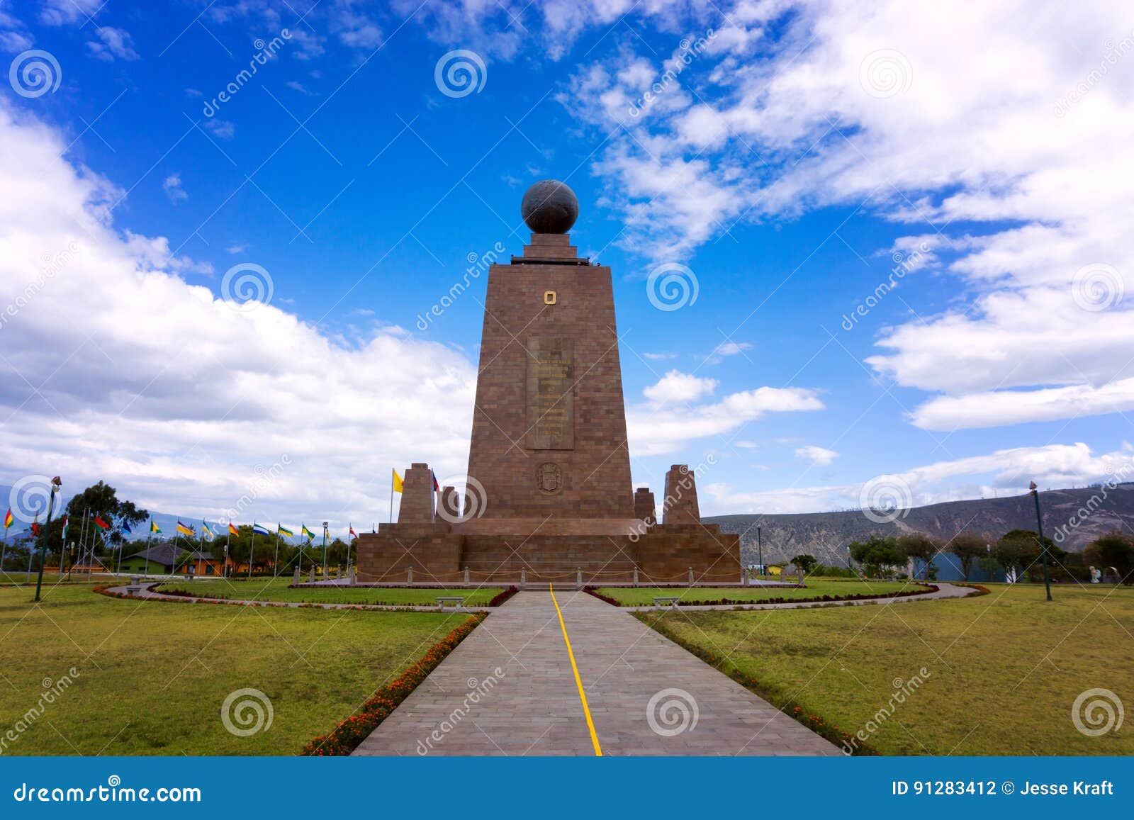 Monument à l'équateur sur les périphéries de Quito, Equateur