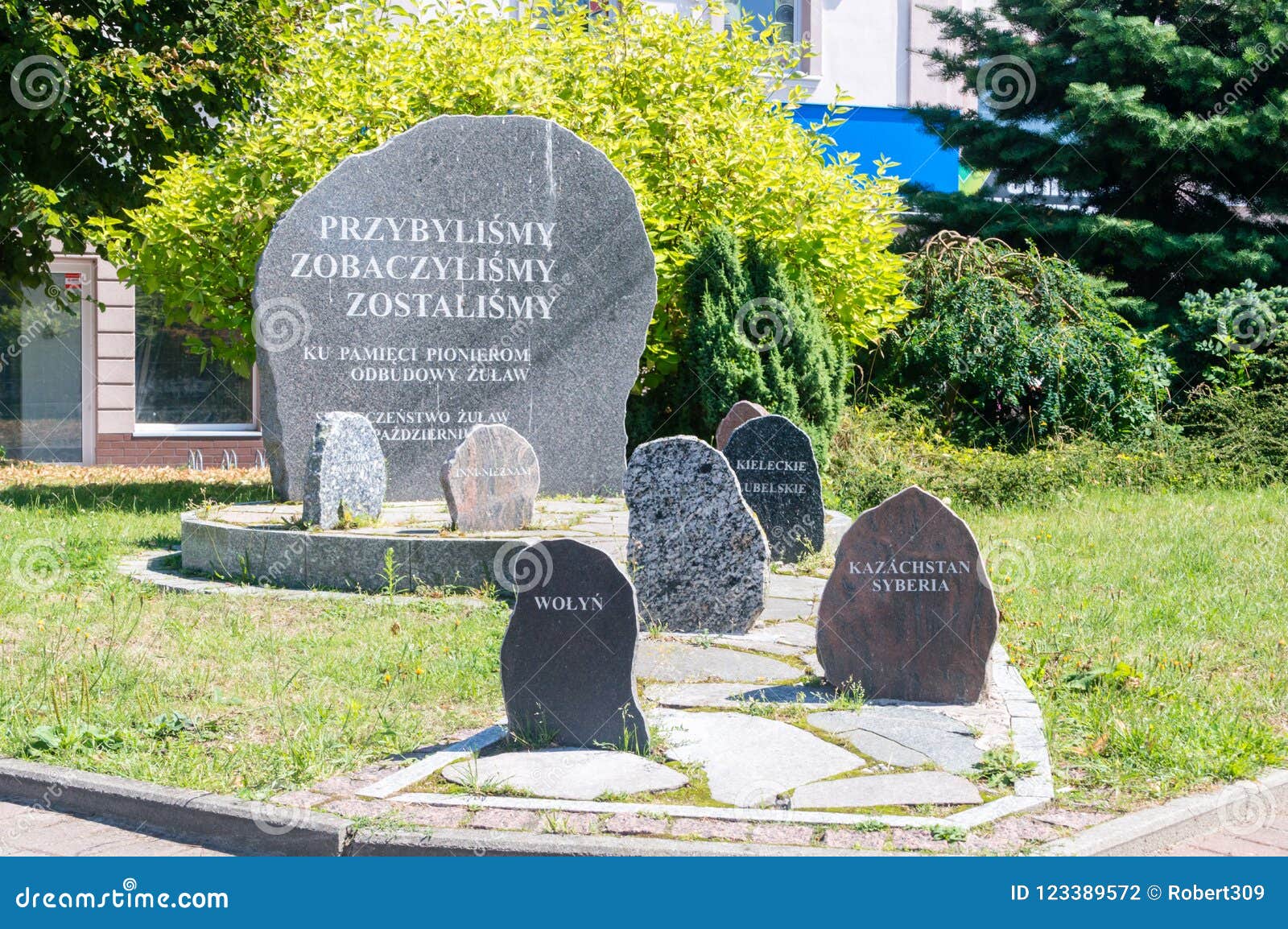 Nowy Dwor Gdanski, Polonia - 15 luglio 2018: Monumento ai pionieri che hanno sistemato Zulawy dopo la seconda guerra mondiale