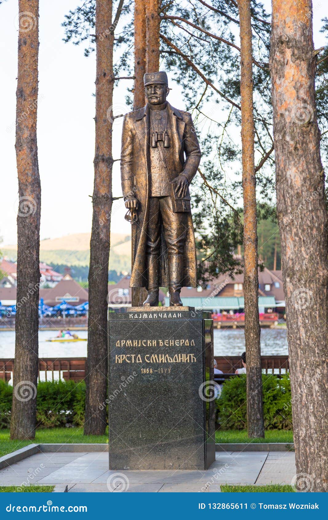 Monumento al general servio, el héroe de la batalla de Kaymakchalan, Zlatibor, Serbia. Zlatibor, Serbia 14 de agosto de 2014: Monumento al general servio, el héroe de la batalla de Kaymakchalan Fue luchado durante el mundo de I AR