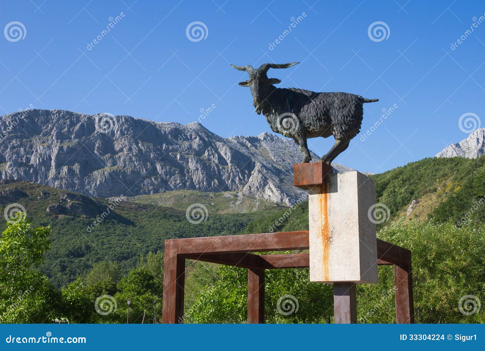 Monumento a Chivo En La Montaña Foto de archivo Imagen de curado