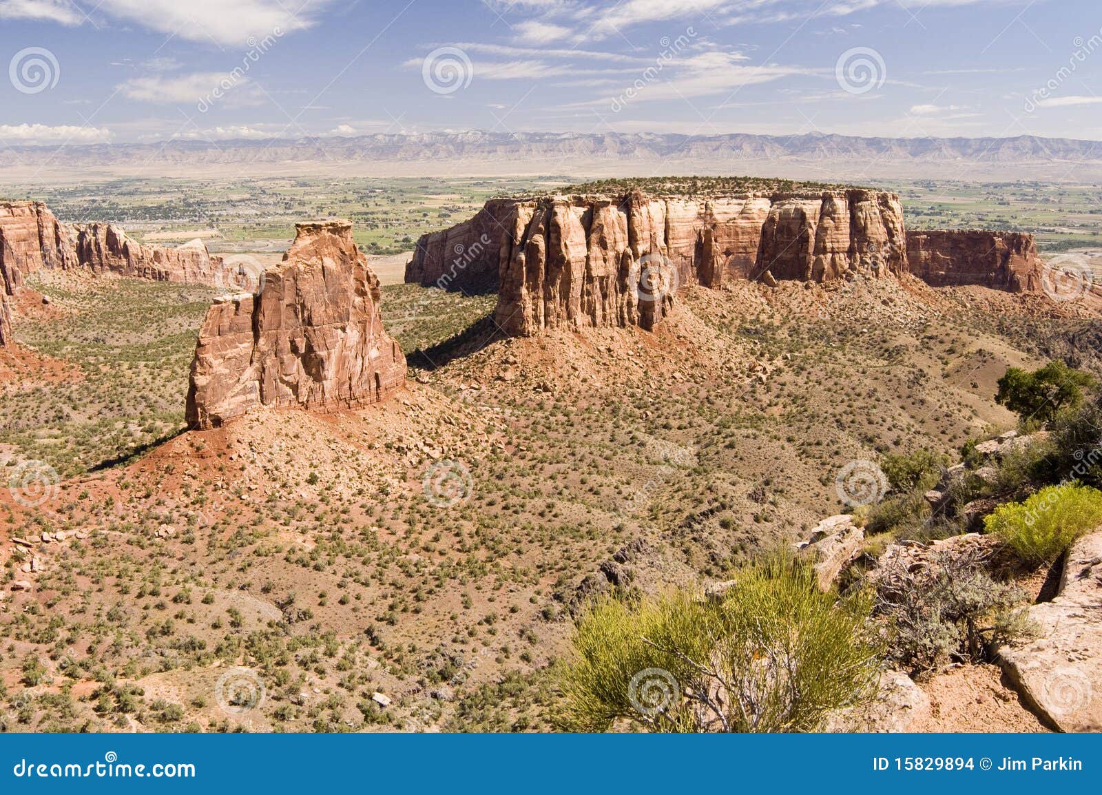 Una vista del monumento de la independencia del mecanismo impulsor de la roca del borde en el monumento nacional de Colorado.