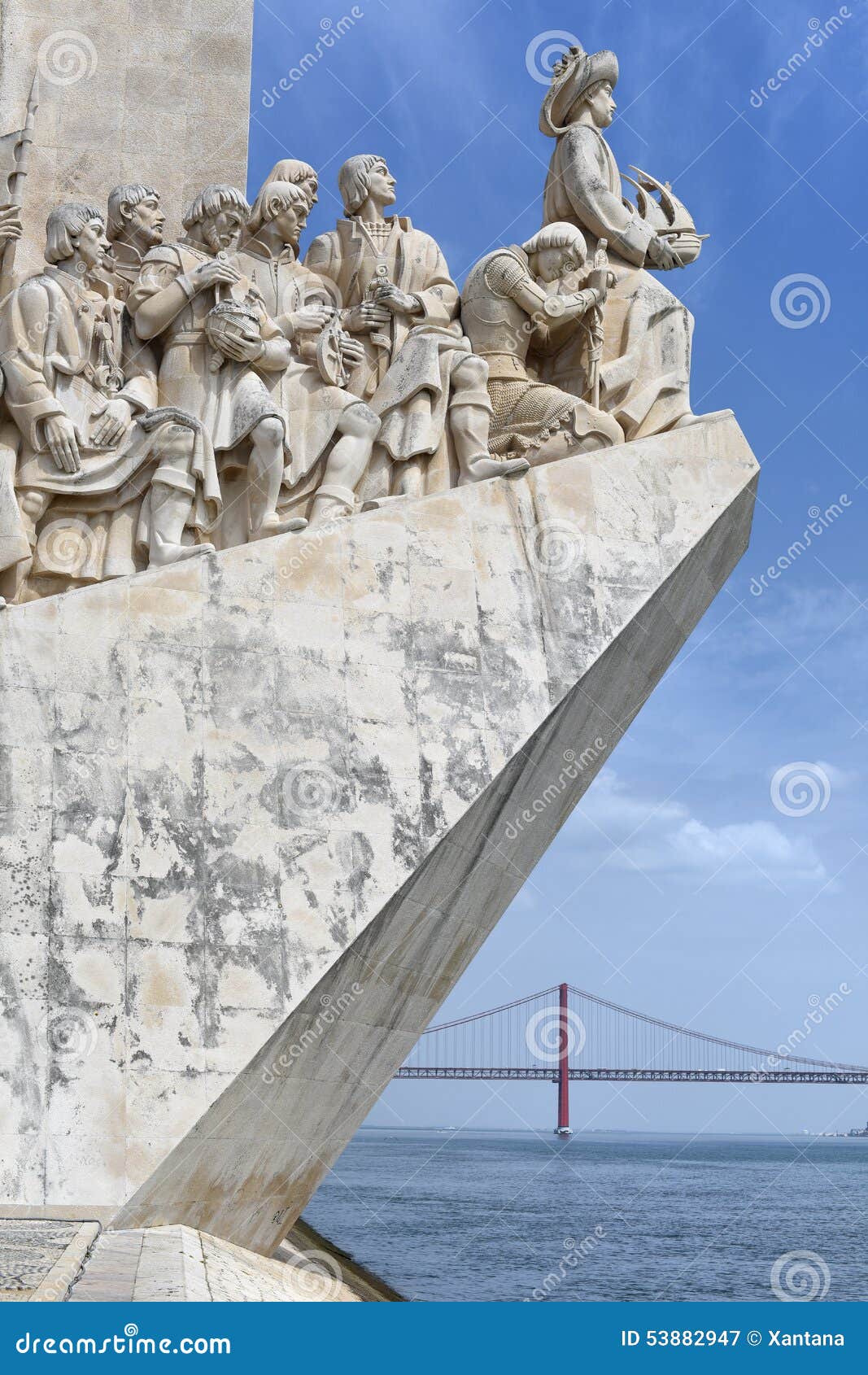 Monumento de los descubrimientos - DOS Descobrimentos, Lisboa, Portugal de Padrao. Vista detallada del monumento de los descubrimientos - DOS Descobrimentos de Padrao, y el puente de 25 Abril en Lisboa, Portugal