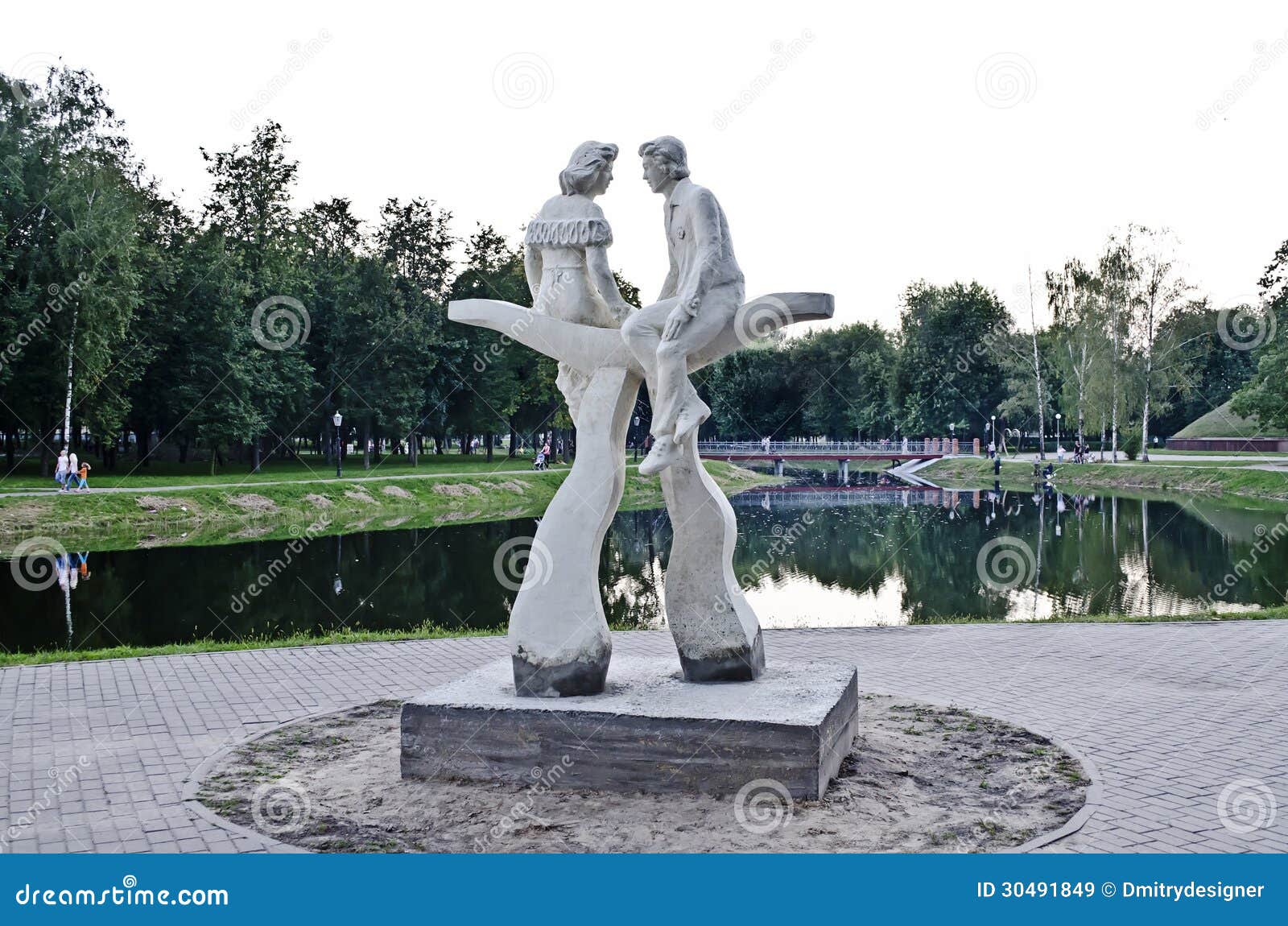 Monumento dos amantes no parque. Monumento no parque de Gomel, Bielorrússia dos amantes