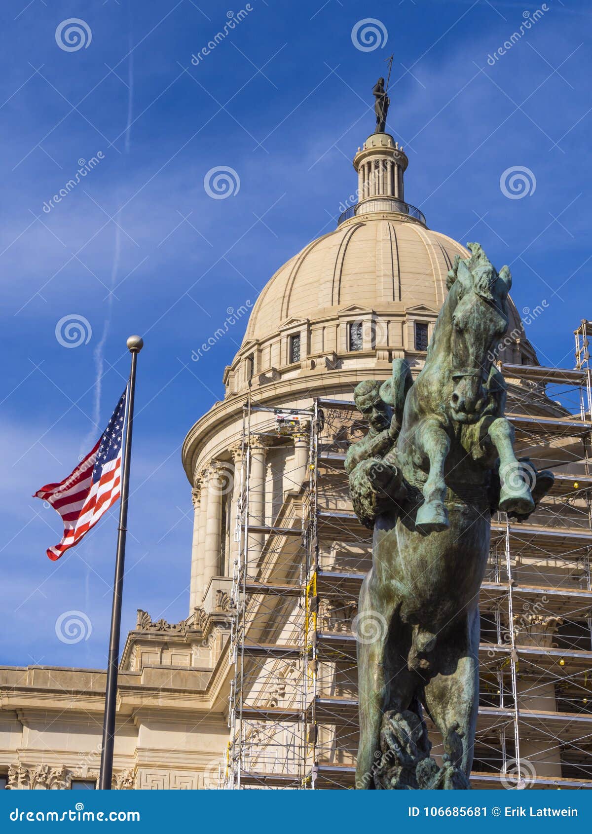 Monumento e bandiere di Oklahoma al Campidoglio dello stato a Oklahoma City - U.S.A. 2017