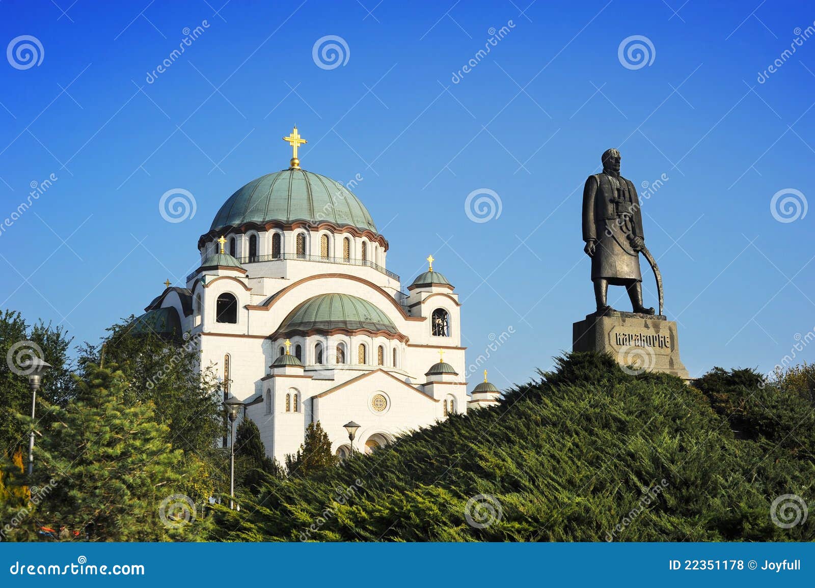 Monumento Karageorge que conmemora Petrovitch delante de la catedral del santo Sava en Belgrado, Serbia