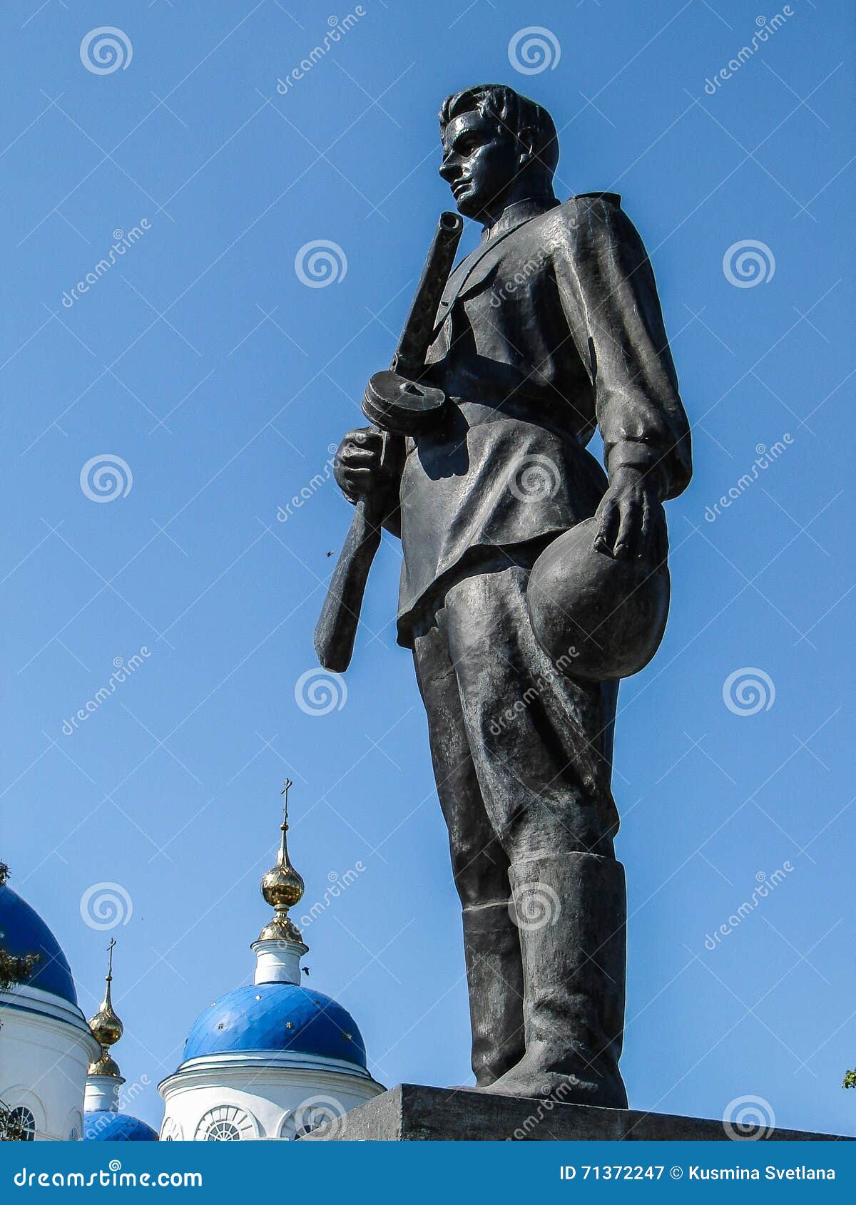 Monumento a los soldados rusos que murieron en la Segunda Guerra Mundial, en la región de Kaluga en Rusia En Rusia hay un gran número de monumentos y de soldados caidos de los monumentos en la guerra de 1941-1945 la Unión Soviética y Nazi Germany En la mayoría de los casos, los monumentos se han erigido en los sepulcros totales - sepulcros totales de soldados muertos cada año, estos monumentos son visitados por los veteranos y las gentes normales que traen a los monumentos las guirnaldas y las flores frescas