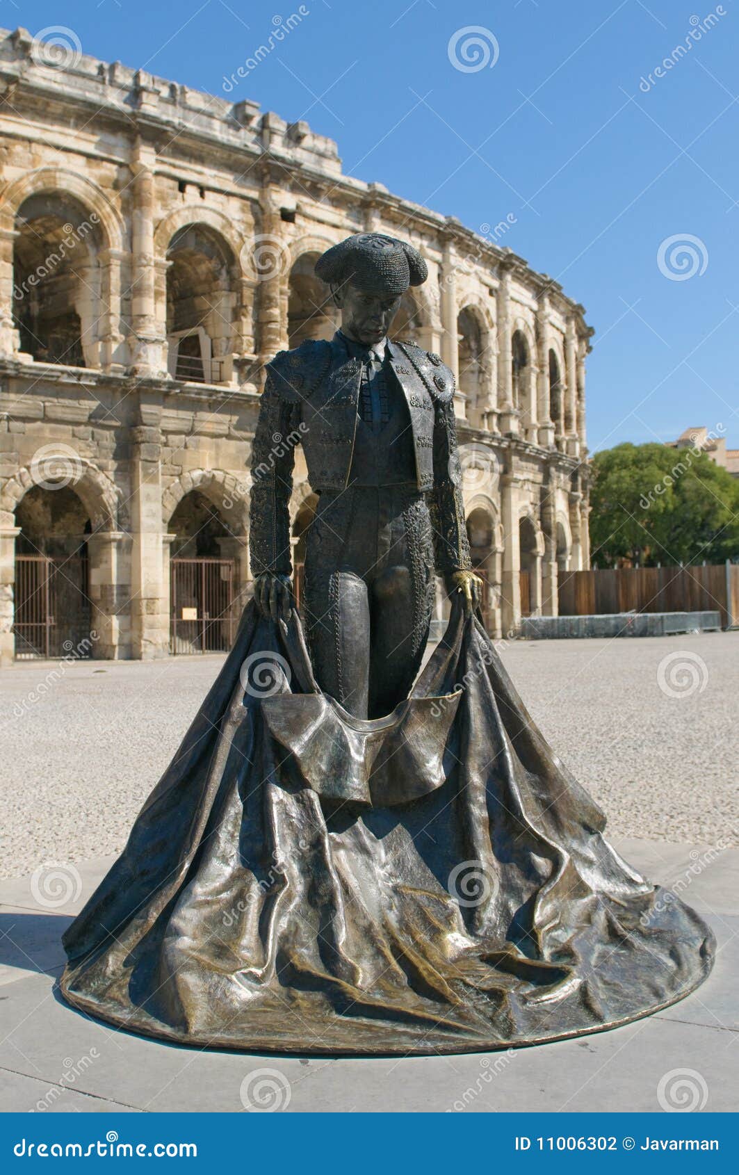 monumetnt of matador in front of arenas of nimes