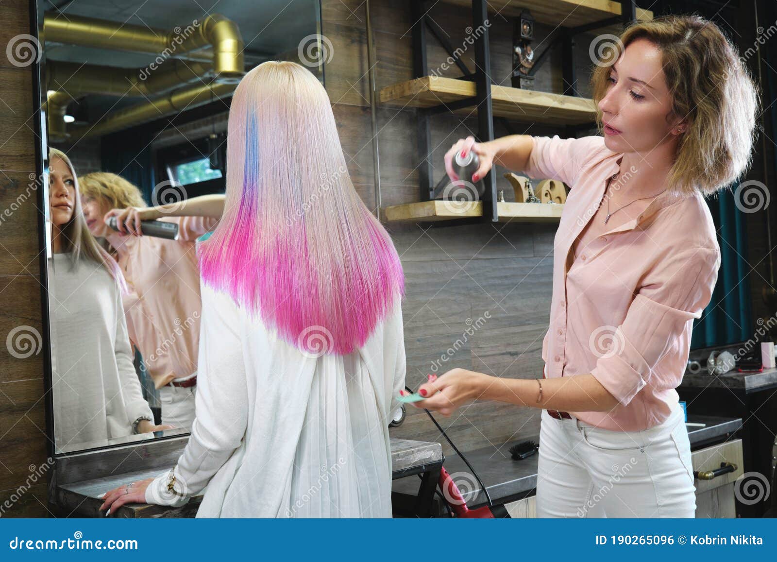 Bliksem Voorwaarde Remmen Mooi Blond Meisje Met Een Gekleurd Roze Haar in Een Kapsalon. Stock Foto -  Image of krullen, aantrekkelijk: 190265096