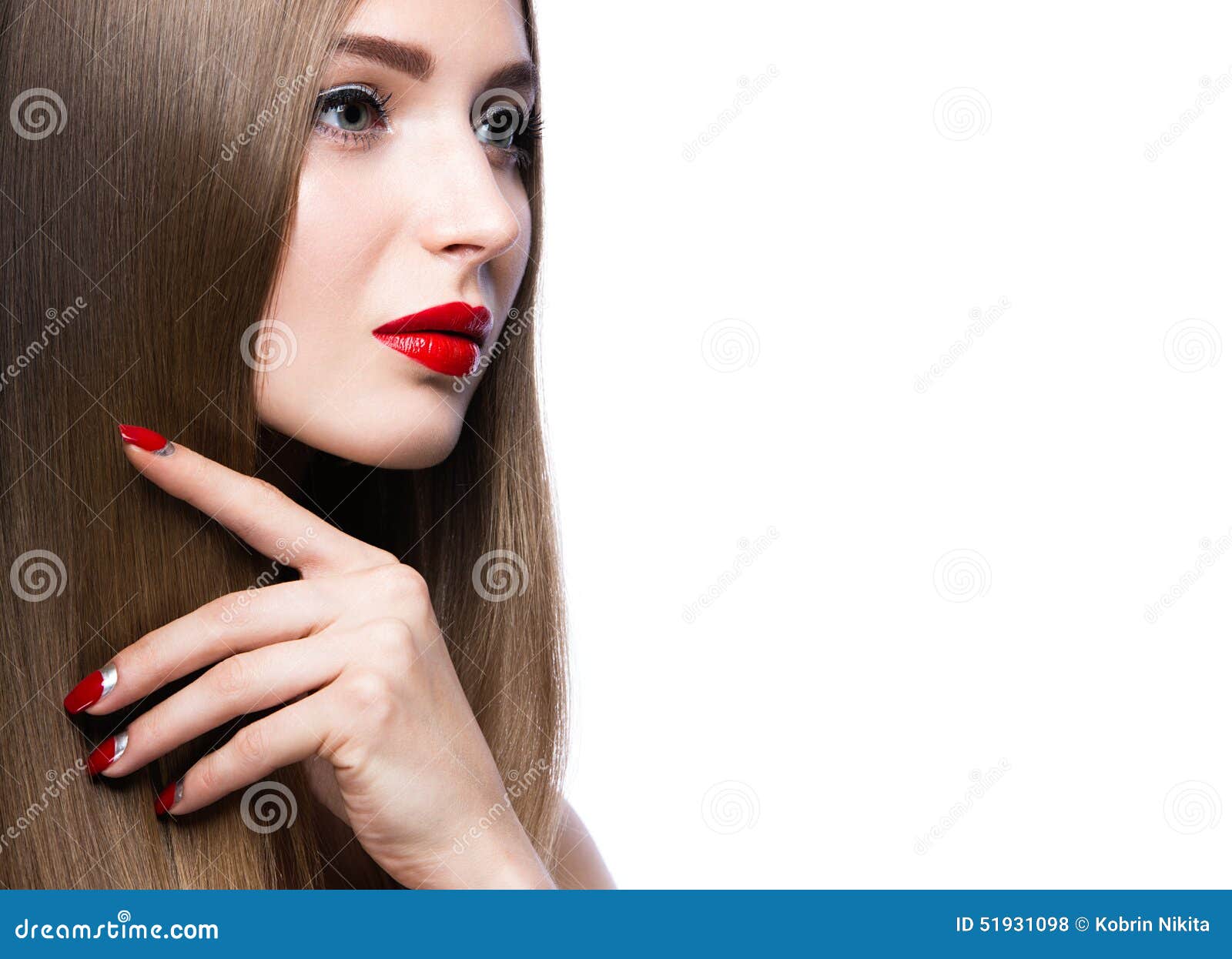 Mooi jong meisje met een heldere samenstelling en rode spijkers Beeld in de studio op een witte achtergrond wordt genomen die