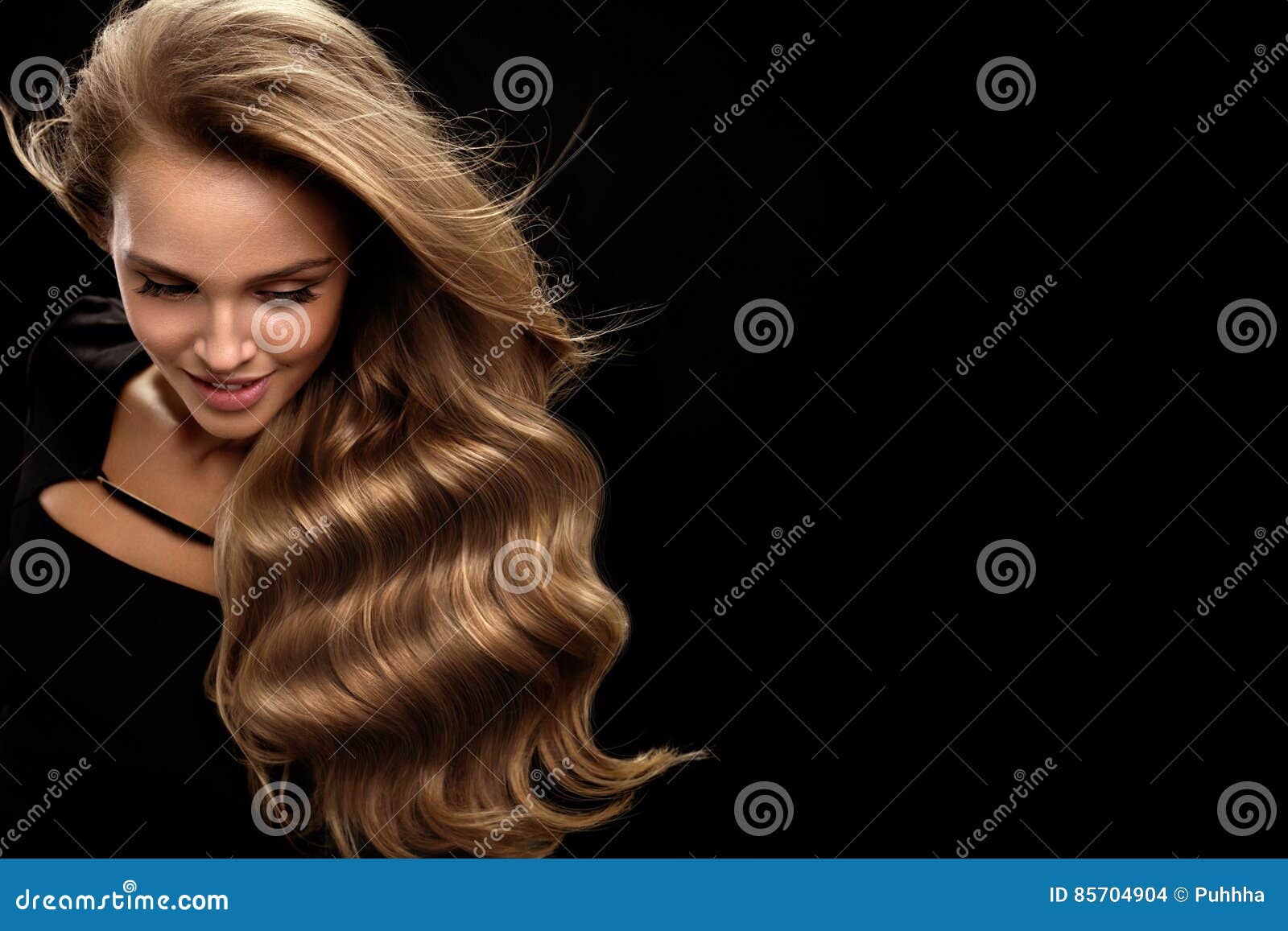 Robijn Leerling Stewart Island Mooi Lang Haar Haar Van Vrouwen Het Modelwith Blonde Curly Stock Foto -  Image of maak, meisje: 85704904