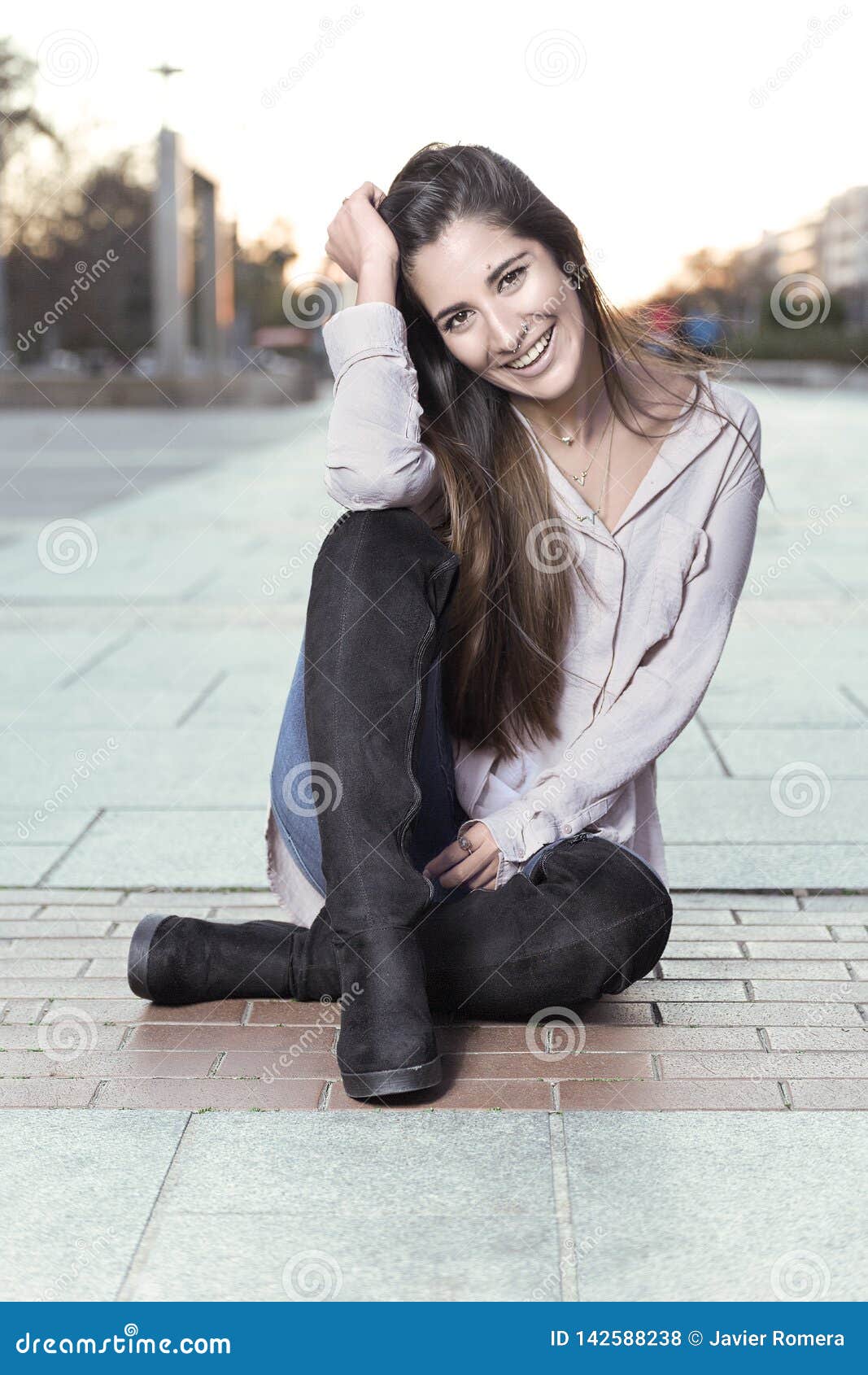invoeren boog anker Mooi Meisje Die in Laarzen Op De Vloer Zitten Stock Foto - Image of  activiteit, achtergrond: 142588238